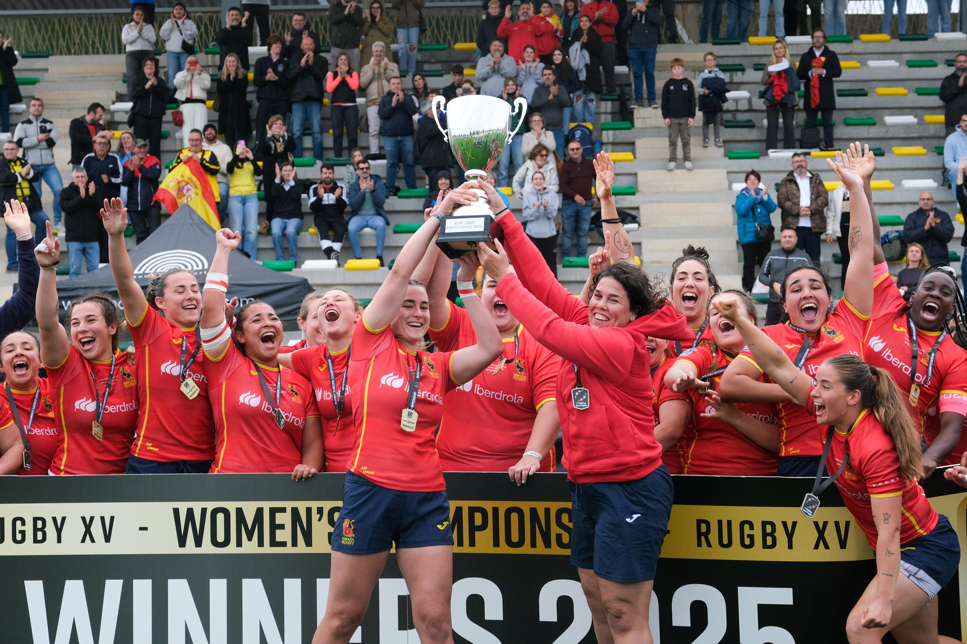 Las jugadoras de la selección española celebran la victoria ante Países Bajos, que les ha dado el título del Campeonato de Europa de rugby femenino,en el Estadio Nelson Mandela de Torrevieja (Alicante). EFE/ Pablo Miranzo
