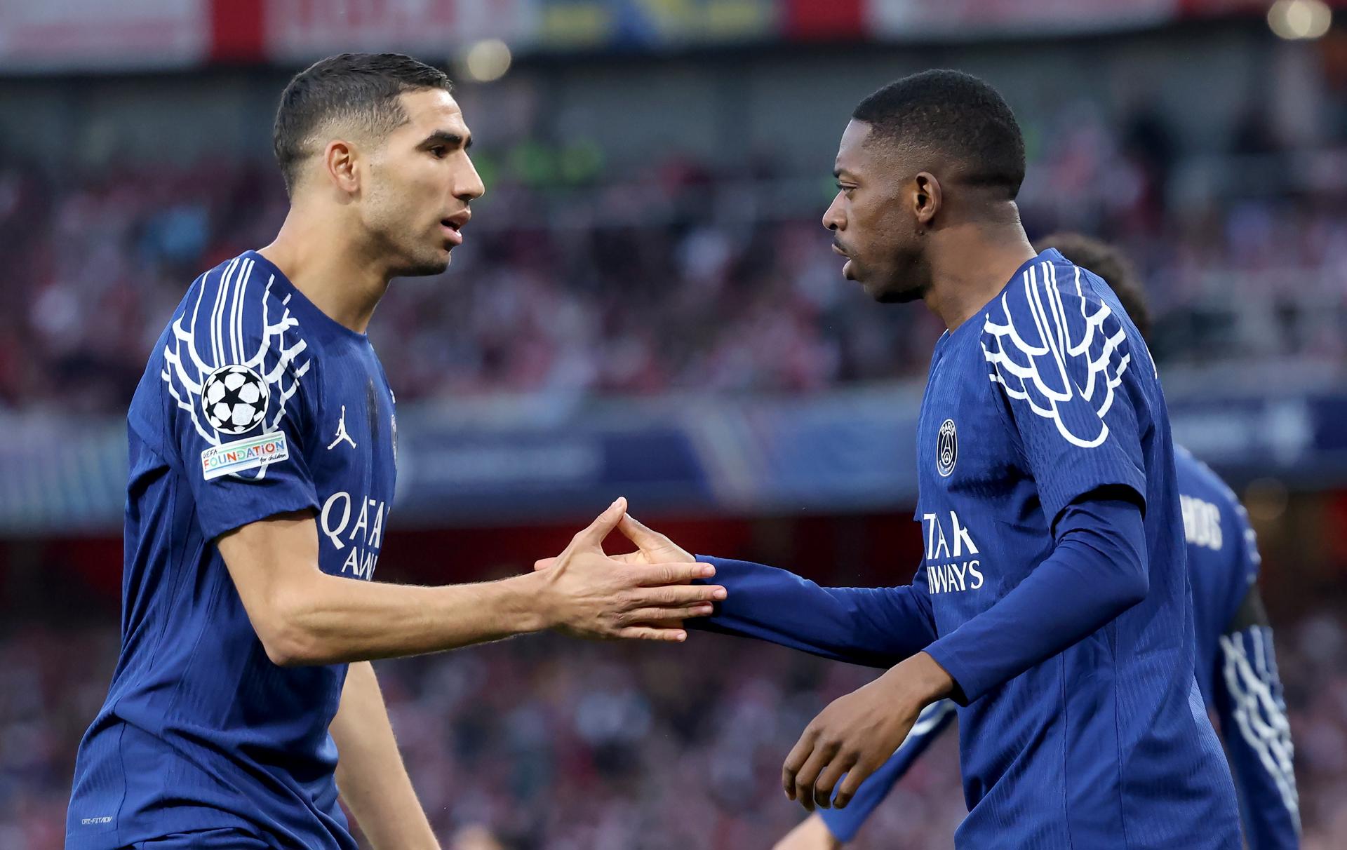 El delantero francés Ousmane Dembele (d) celebra con su compañero del PSG Achraf Hakimi el gol marcado ante el Arsenal durante la ida de semifinales de la UEFA Champions League en el Emirates Stadium de Londres, Reino Unido. EFE/EPA/NEIL HALL
