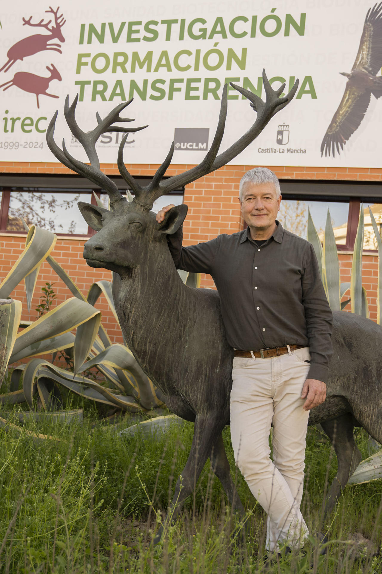 Christian Gortázar, catedrático del Área de Sanidad Animal de la Universidad de Castilla-La Mancha (UCLM) y profesor titular en el Instituto de Investigación en Recursos Cinegéticos (IREC) posa durante una entrevista con la agencia EFE en Ciudad Real. EFE/Jesús Monroy