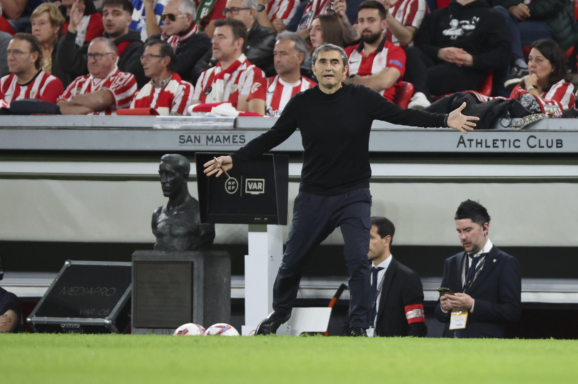 El técnico del Athletic Club, Ernesto Valverde, durante un encuentro en San Mamés. EFE / Luis Tejido.