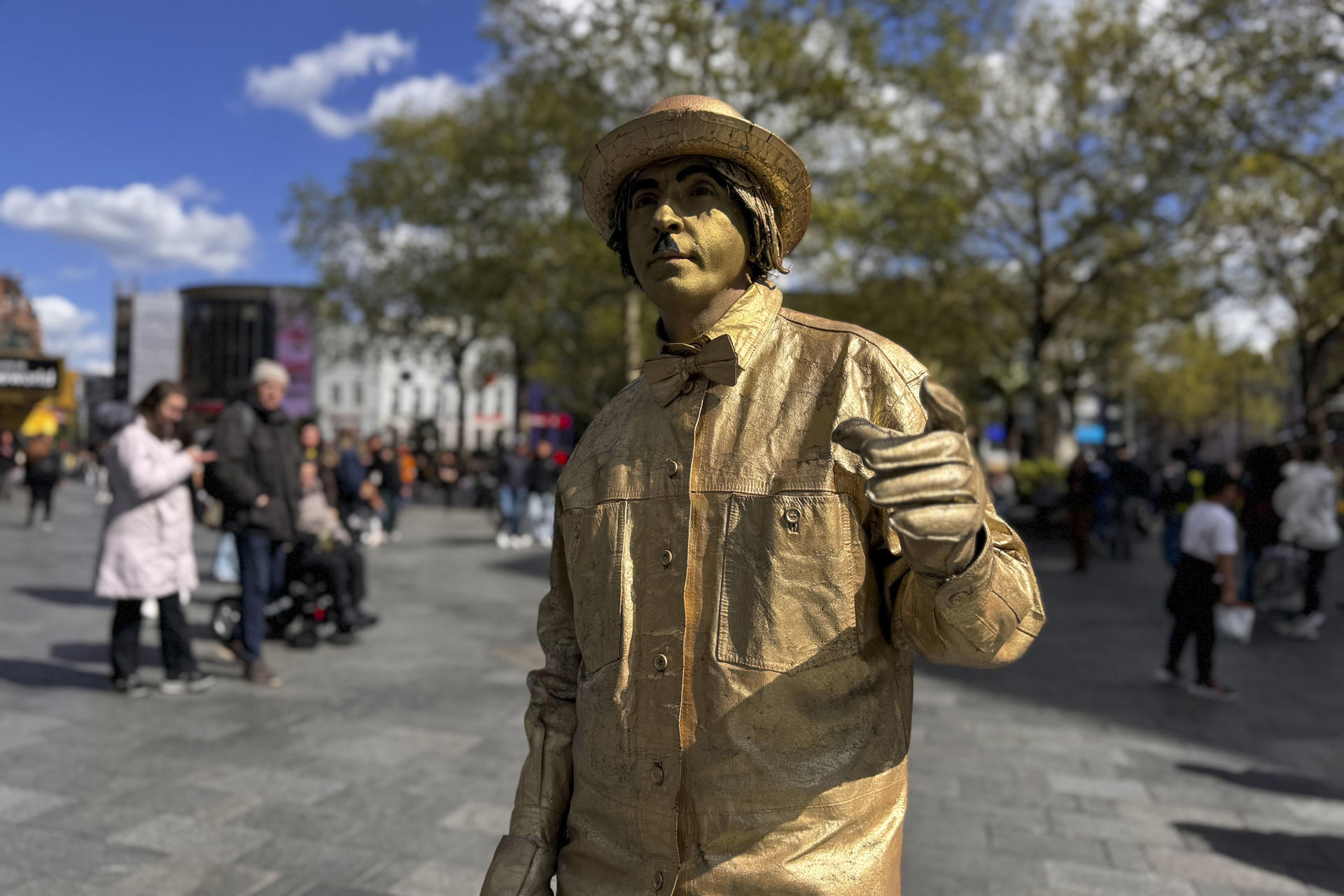 Desde este jueves, actuar en la plaza de Leicester Square, centro neurálgico de las artes escénicas de Londres, pasa a estar prohibido y será considerado delito tras quejas vecinales y un fallo judicial que ha supuesto un golpe para los artistas callejeros. En la imagen, Tommy, rumano de 45 años que ha ejercido desde 2015 como estatua humana en Leicester Square.EFE/ Raúl Bobé
