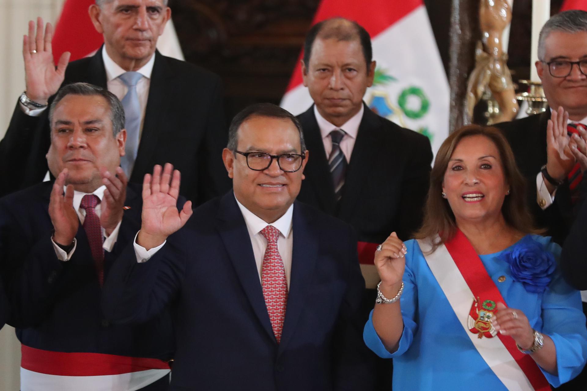 Fotografía de archivo en donde se ve al ex primer ministro de Perú Alberto Otárola (c), junto a la presidenta del país, Dina Boluarte (d), en el Palacio de Gobierno de Lima (Perú). EFE/ Paolo Aguilar