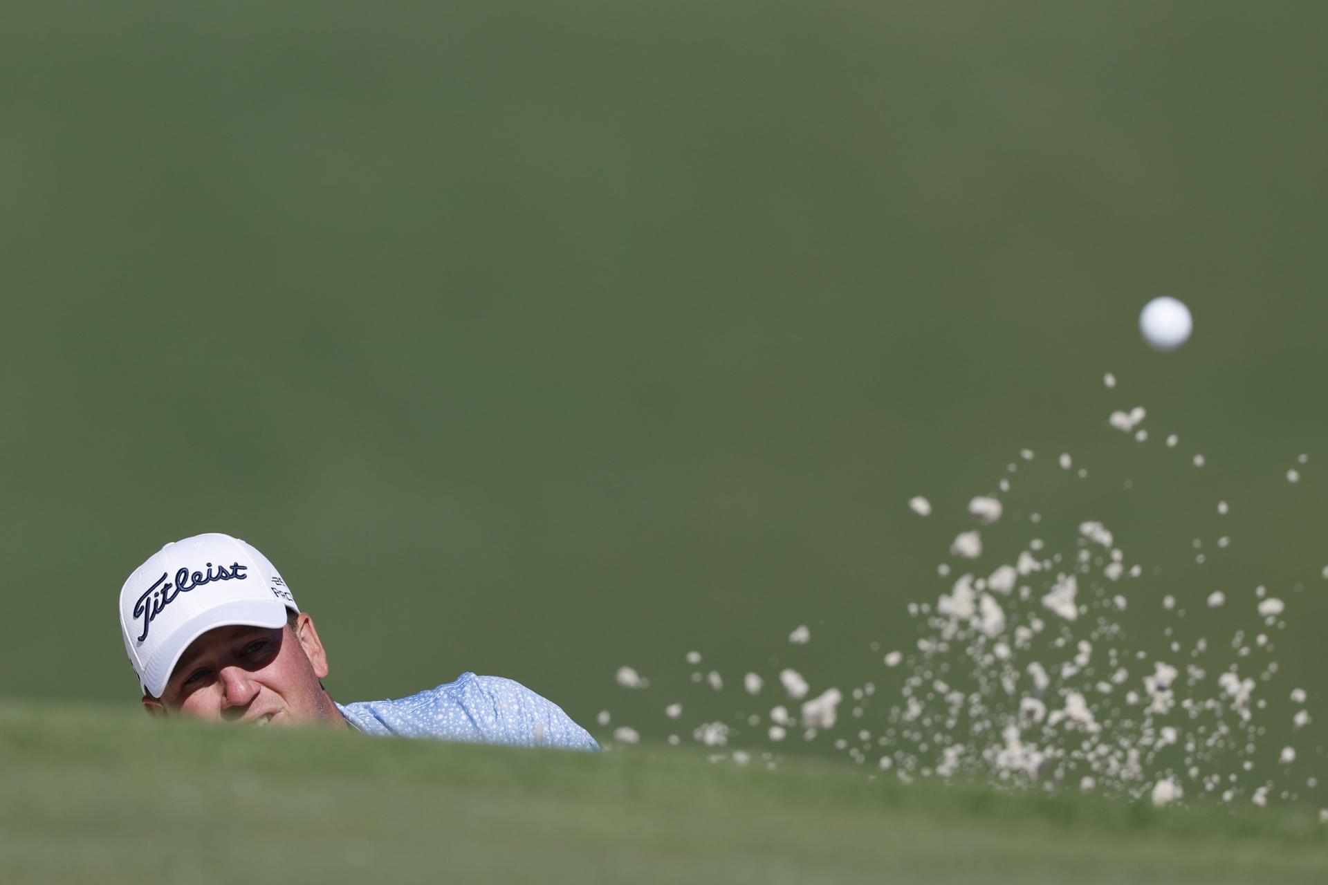 El estadounidense Tom Hoge golpea desde el área de arena durante la segunda ronda del Torneo Masters de Augusta. EFE/EPA/ERIK S. LESSER