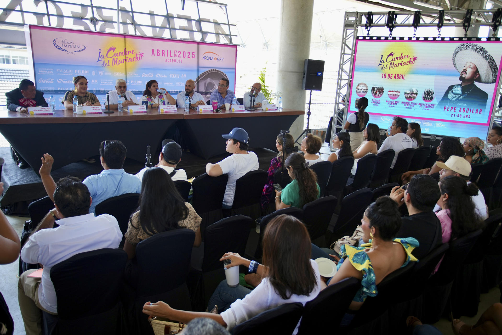 El director de Mundo Imperial, Zeyed Rezvani (3-i) participa en una rueda de prensa este viernes, en Acapulco (México). EFE/David Guzmán