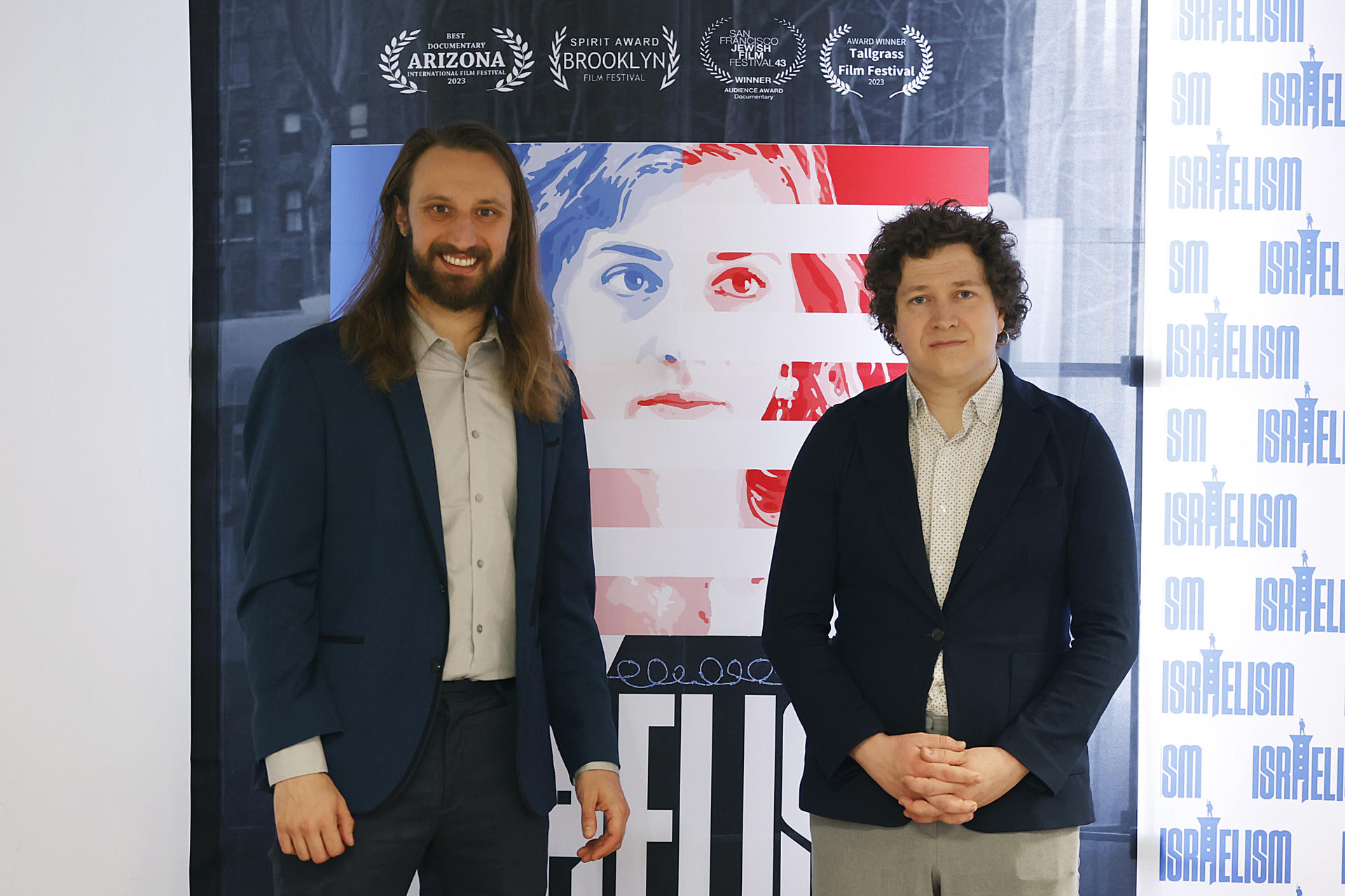 Fotografía del 25 de marzo de 2025 de los directores del documental Israelism, Erin Axelman (i) y Sam Eilersten, posando durante una entrevista con EFE, en Santiago (Chile). EFE/ Elvis González