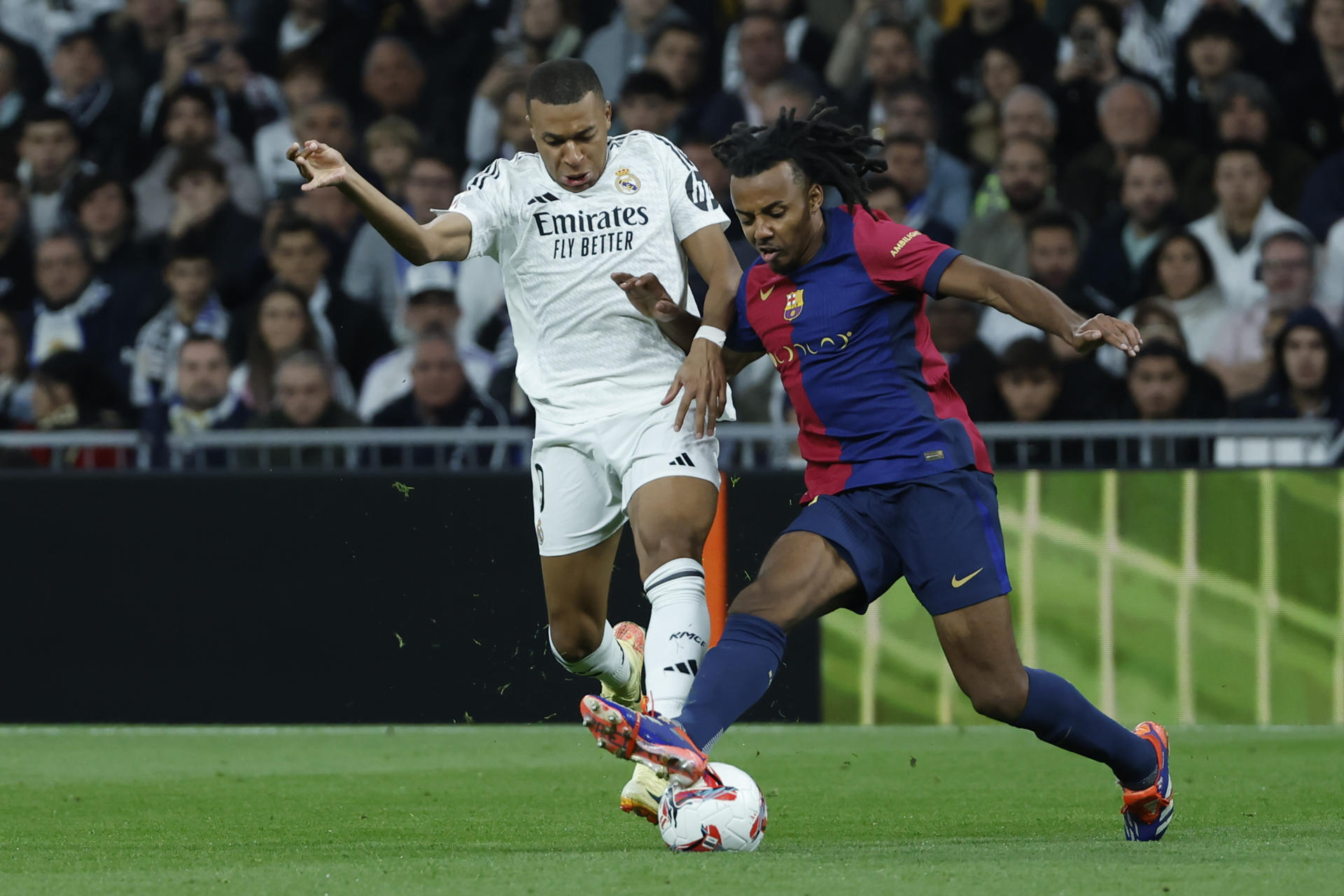 Foto de archivo del delantero del Real Madrid Kylian Mbappé (i) y el del Barcelona Jules Koundé Barcelona, durante el partido de la jornada 11 de LaLiga EA Sports en el estadio Santiago Bernabéu, en Madrid. EFE/Kiko Huesca