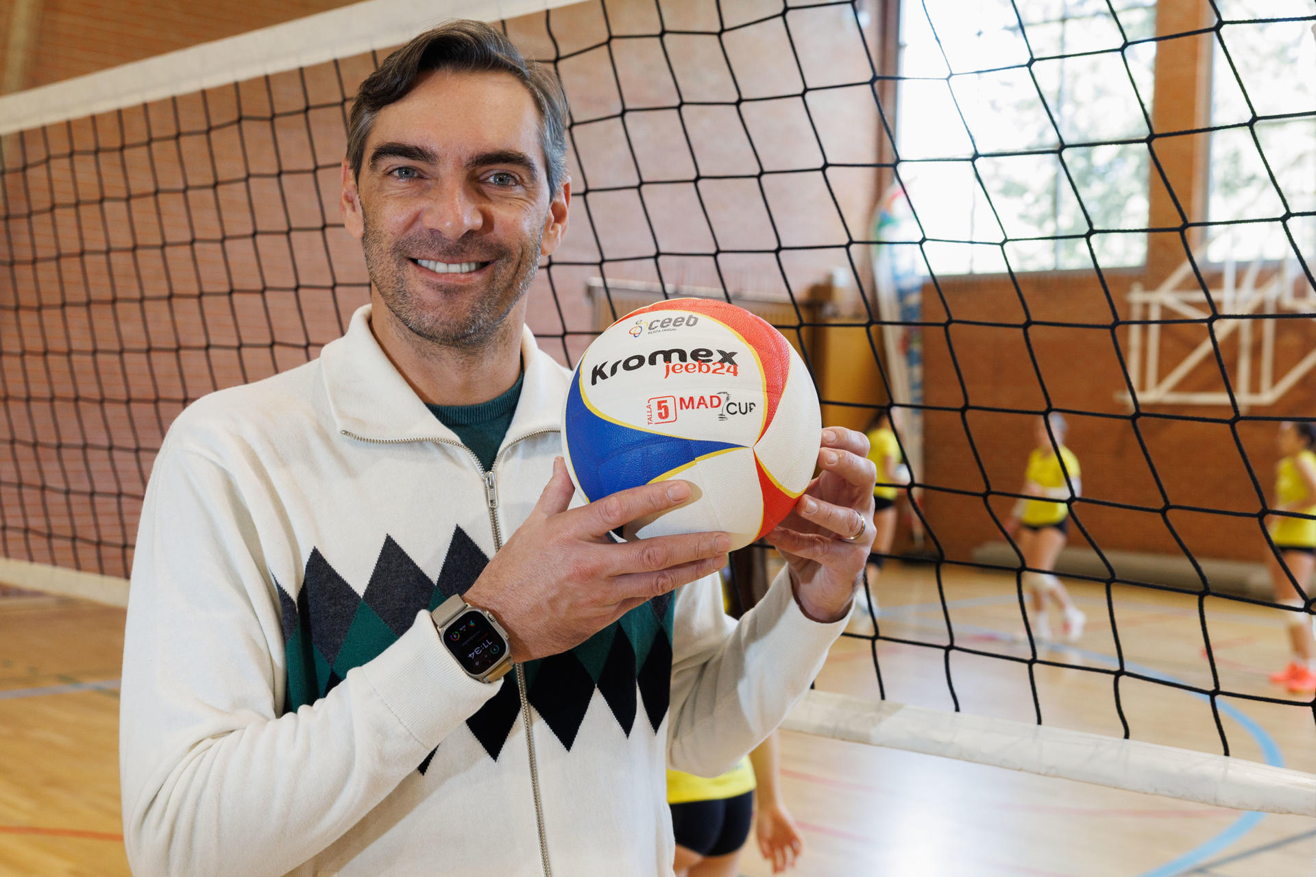 Gilberto Amauri Godoy Filho, 'Giba', posa en una cancha de voleibol durante la entrevista con la Agencia EFE. EFE/Sergio Pérez