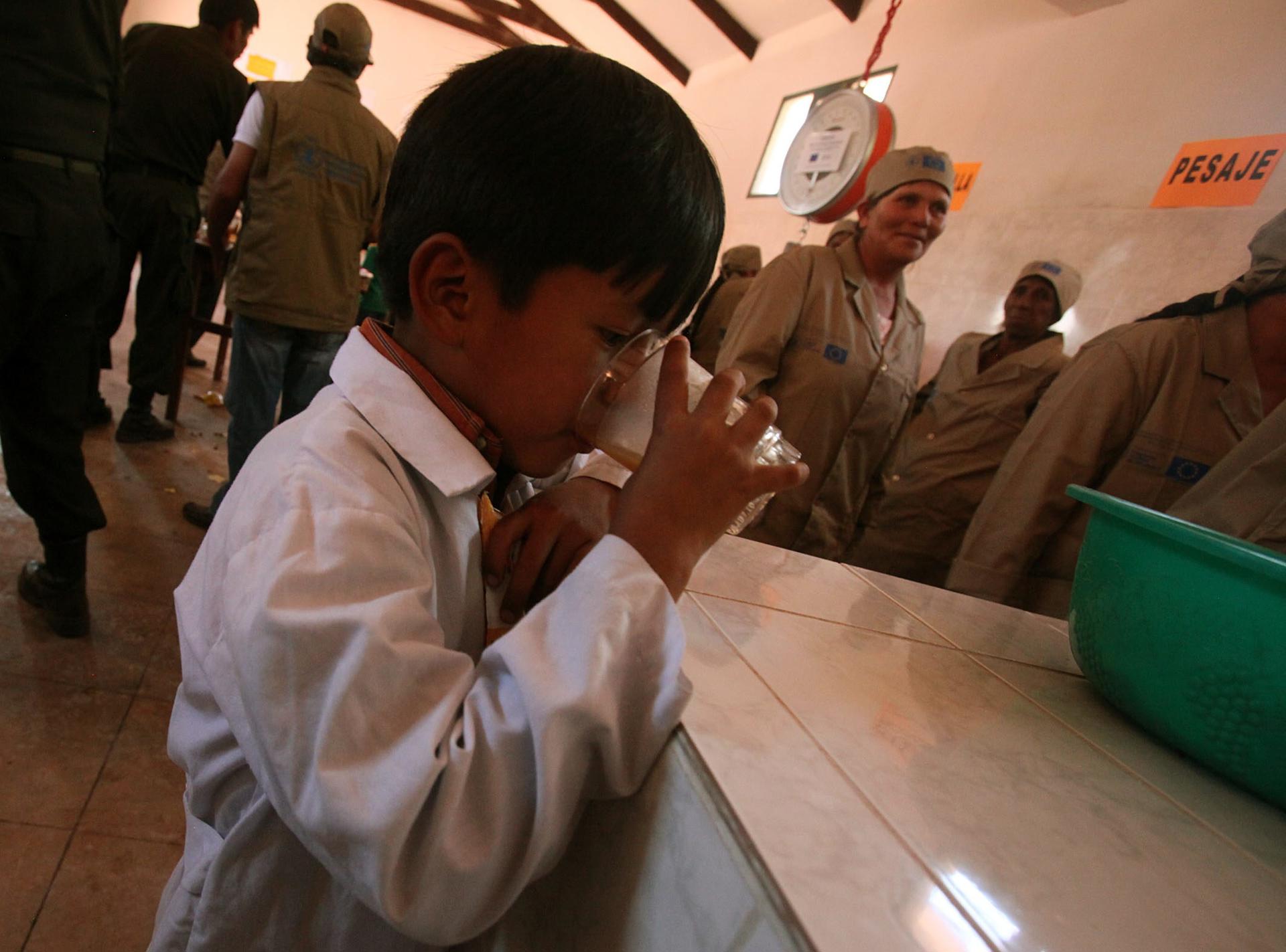 Fotografía de archivo en donde un niño consume alimentos en su colegio. EFE/Martín Alipaz