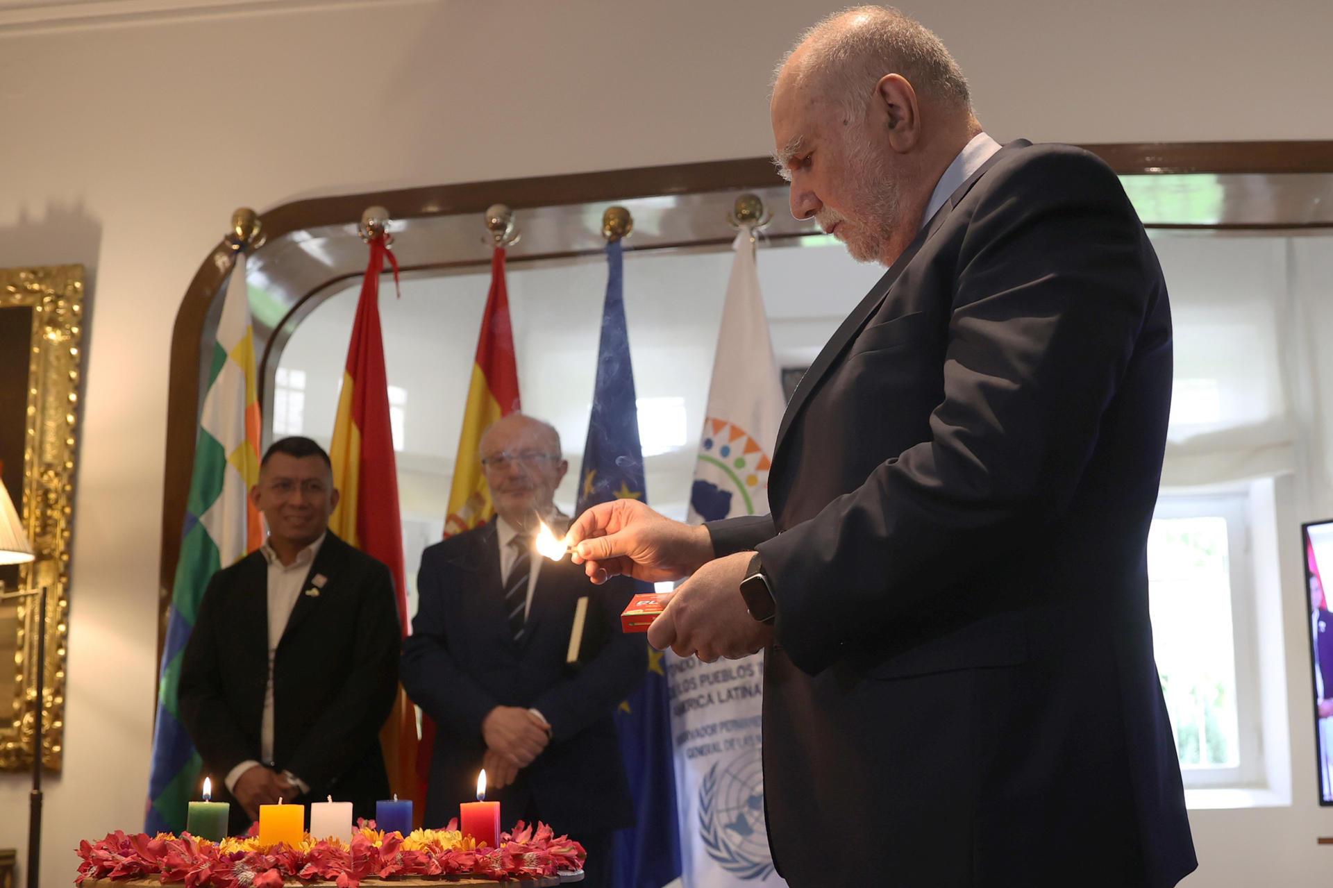 El embajador de Brasil en Bolivia, Luis Henrique Sobreira (d), durante el acto de posesión del nuevo secretario técnico del FILAC, Darío Mejía (i), en la embajada de España en Bolivia, este viernes, 11 de noviembre, en La Paz. EFE/Luis Gandarillas