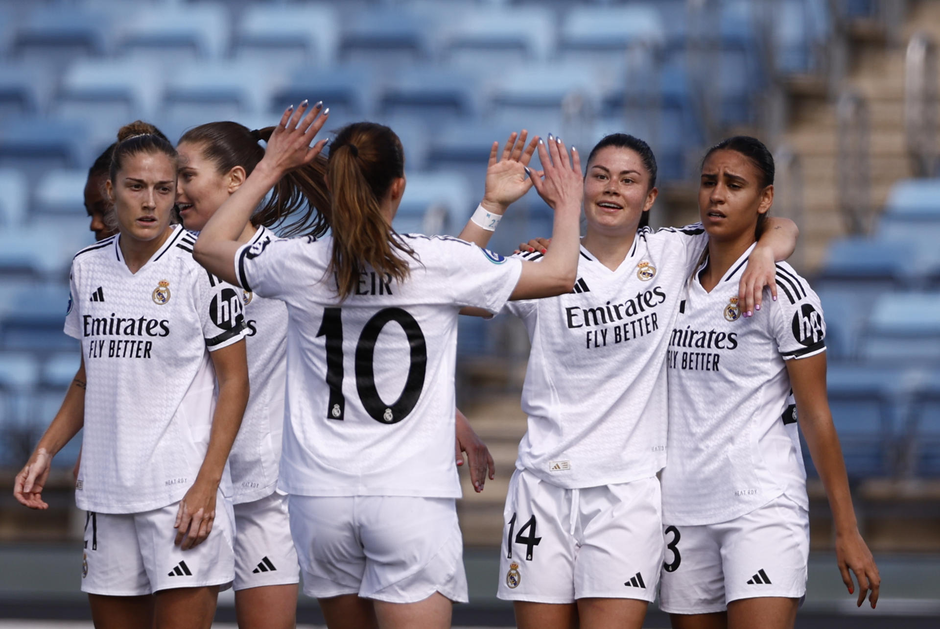La centrocampista del Real Madrid Caroline Weir (c) celebra con sus  compañeras su gol ante el Betis durante el partido de Liga femenina que disputaron en el estadio Alfredo Di Stéfano de Madrid. EFE/ Daniel Gonzalez