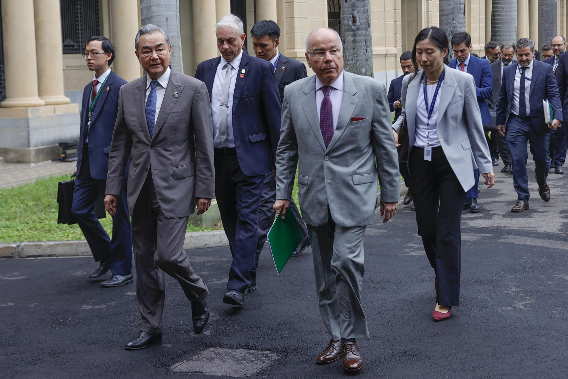 El Canciller de China, Wang Yi (i), camina junto al Canciller de Brasil, Mauro Vieira (c), a su llegada para el segundo día de la reunión de Cancilleres y representantes de los países BRICS este 29 de abril de 2025, en Río de Janeiro (Brasil). EFE/ Andre Coelho