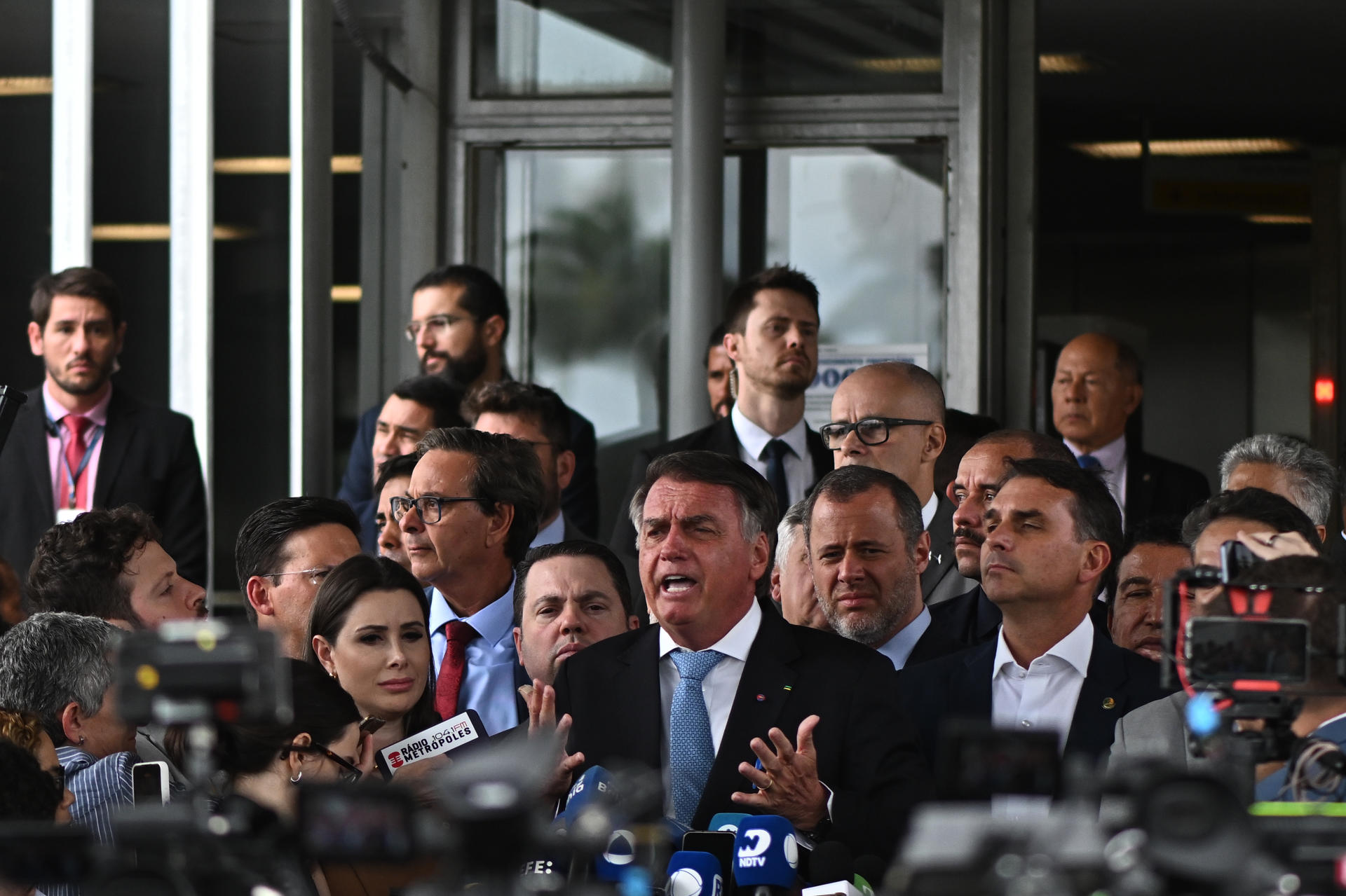El expresidente de Brasil Jair Bolsonaro (2019-2022) habla en una rueda de prensa en el Congreso Nacional, en Brasilia (Brasil), en una fotografía de archivo. EFE/Andre Borges