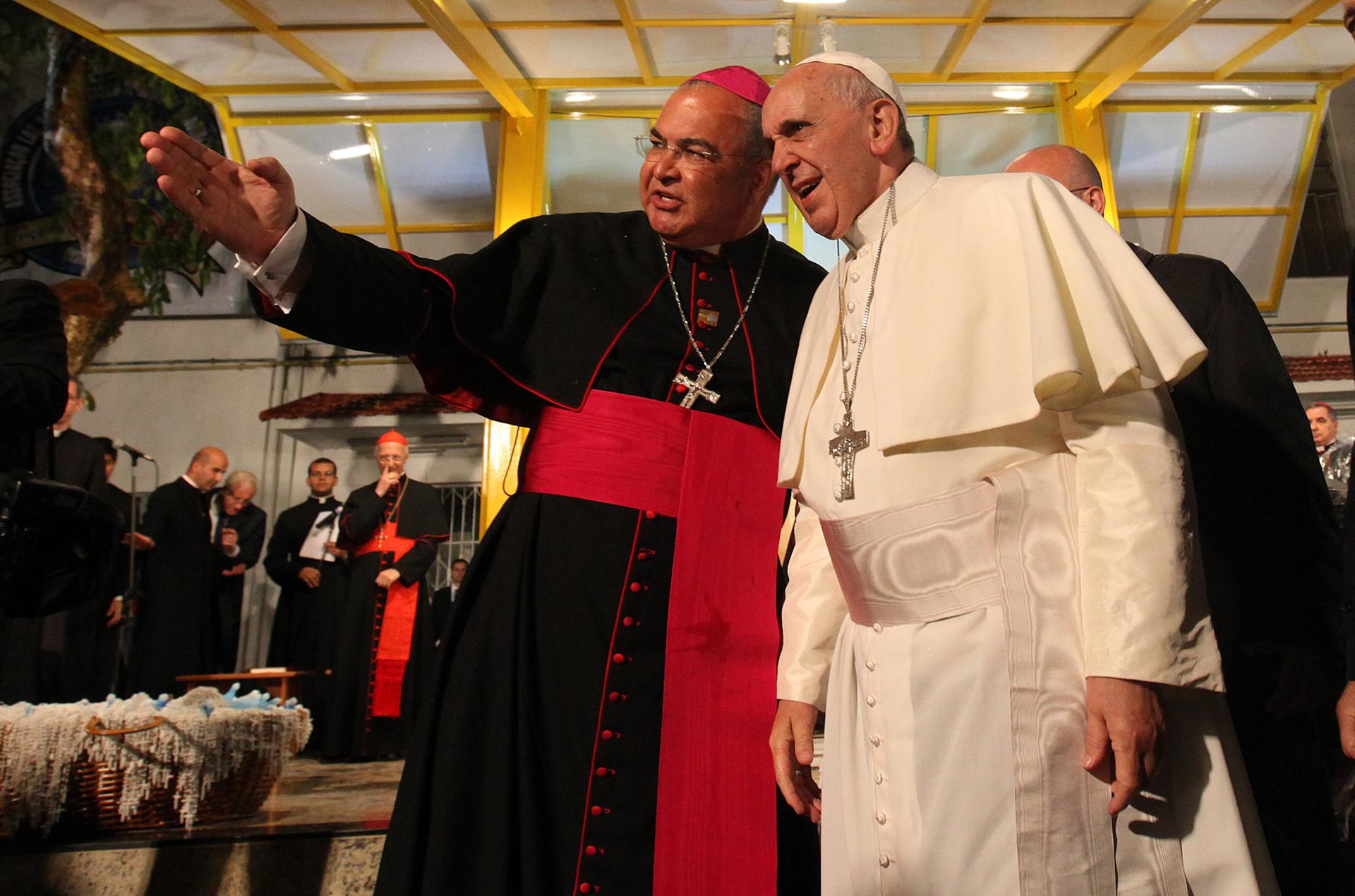 Fotografía de archivo, tomada el 24 de julio de 2013, en la que aparecen el recién fallecido papa Francisco (d) al hablar con el arzobispo de Río de Janeiro, Orani Joao Tempesta (i), durante su visita al hospital para adictos al crack San Francisco de Asís, en Río de Janeiro (Brasil). EFE/Antonio Lacerda