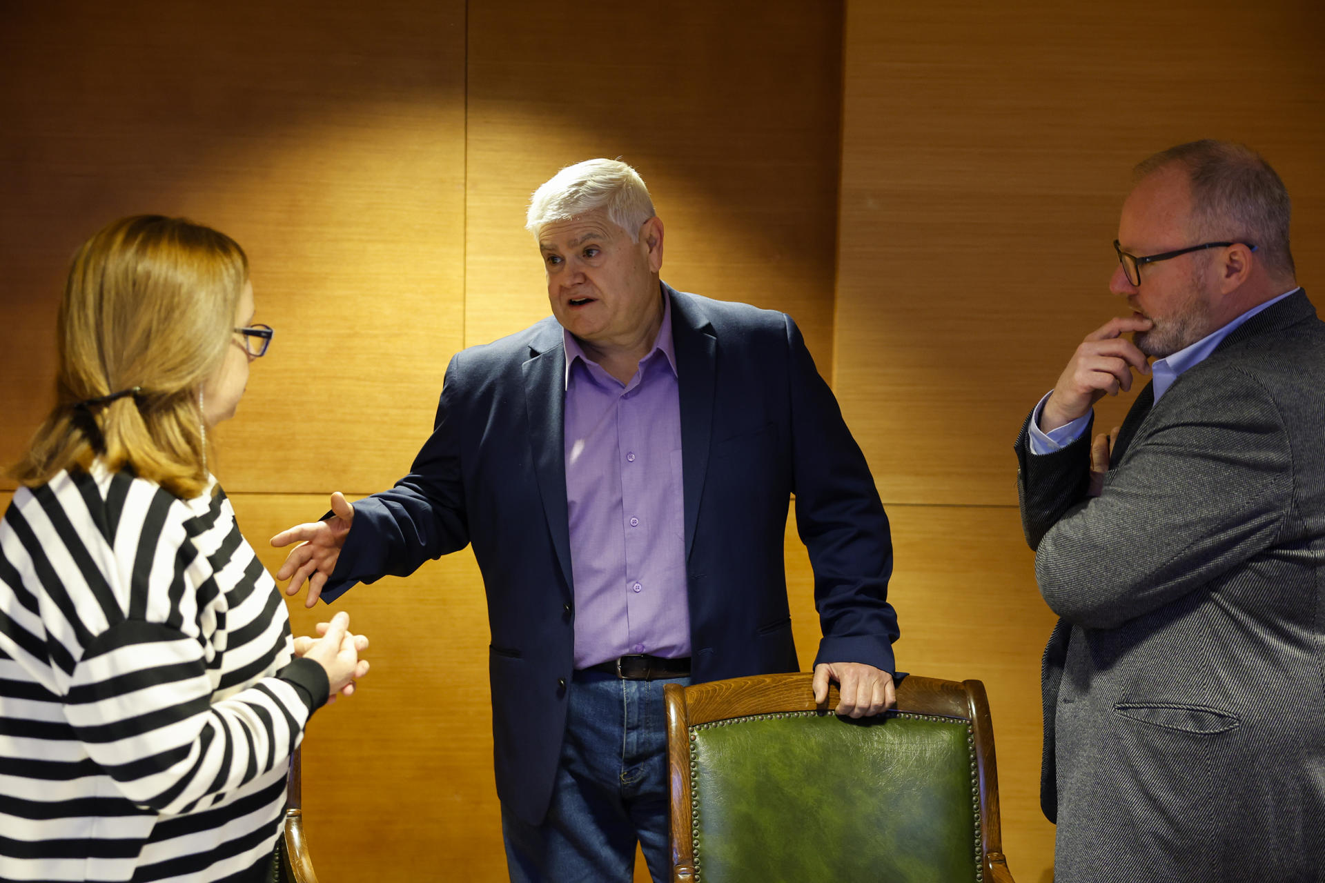 El jefe de bomberos, José Miguel Basset (c), a su llegada a la segunda sesión de la comisión no permanente de estudio sobre la gestión de la dana del 29 de octubre y para la recuperación de las comarcas afectadas de la Diputación de Valencia, que analiza la actuación del Consorcio Provincial de Bomberos en la gestión de la emergencia. EFE/Ana Escobar