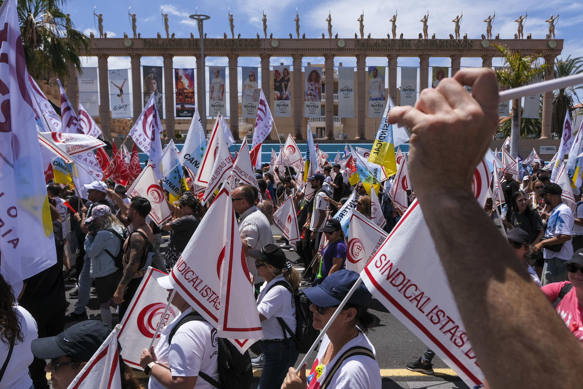 Varios miles de personas, hasta 10.000 según los convocantes, se han manifestado este viernes en la zona turística del sur de Tenerife, dentro de las dos jornadas de huelga en el sector hotelero y hostelero de la isla, entre la sorpresa de los visitantes en unos casos y el apoyo en otros. La manifestación, durante la que los trabajadores han repartido folletos en inglés con sus reivindicaciones, ha venido precedida de concentraciones frente a los hoteles, en el marco de los dos días de huelga que concluyen este viernes. EFE/ Alberto Valdés