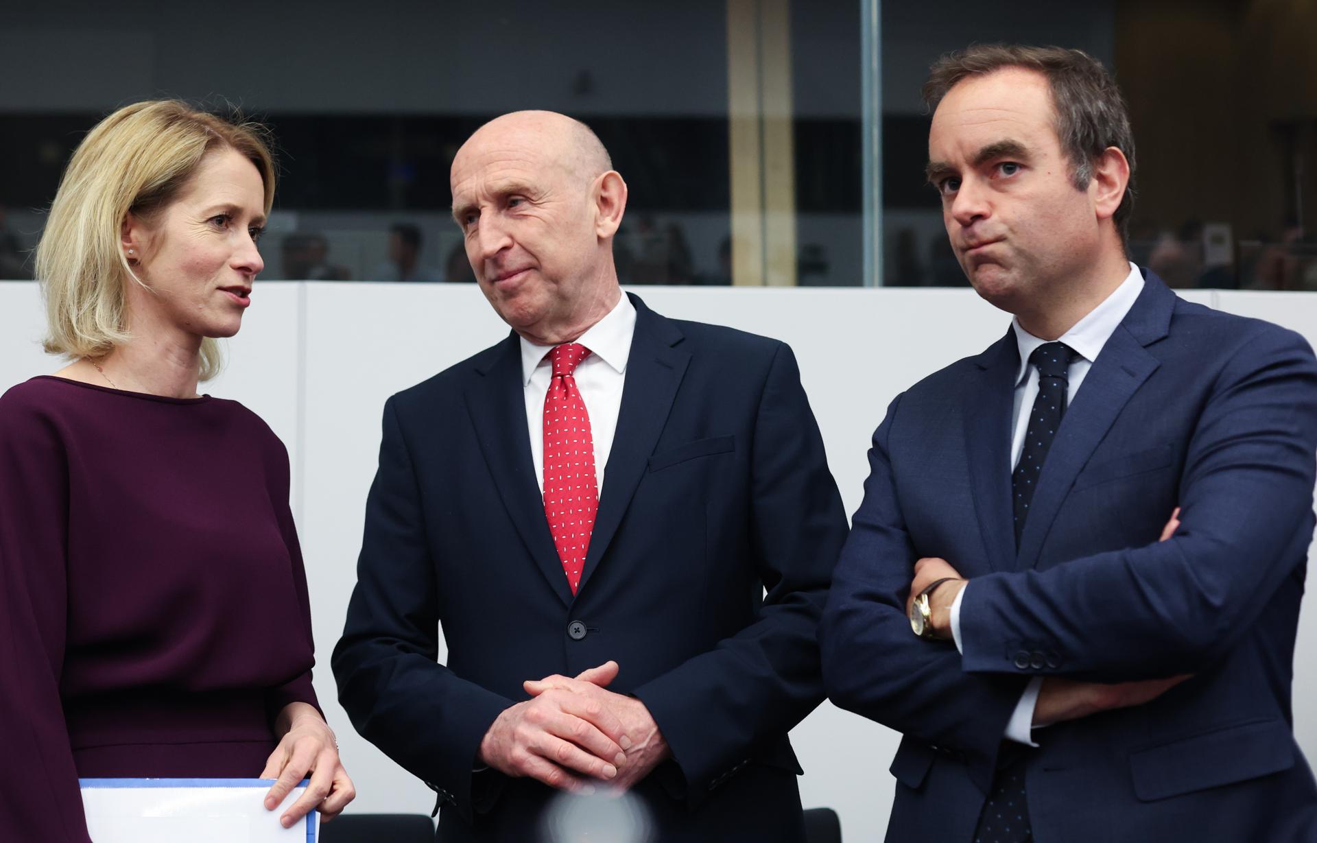 (De izq. a der.) Kaja Kallas, Alta Representante de la Unión para Asuntos Exteriores, John Healey, Secretario de Defensa del Reino Unido, y Sebastien Lecornu, Ministro de las Fuerzas Armadas de Francia, conversan antes de una reunión del Consejo de Ministros de Defensa de la Coalición de Voluntarios por Ucrania en la Sede de la OTAN en Bruselas, Bélgica, el 10 de abril de 2025. (Bélgica, Ucrania, Bruselas) EFE/EPA/OLIVIER HOSLET