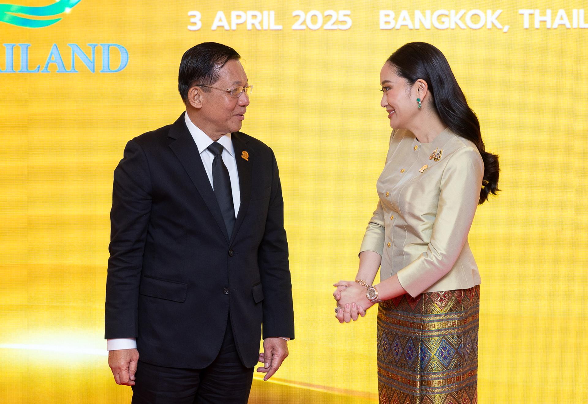 El líder de la junta militar de Birmania, Min Aung Hlaing, junto a la primera ministra de Tailandia, Paetongtarn Shinawatra, durante un foro regional político en Bangkok.
EFE/EPA/MINISTRY OF FOREIGN AFFAIRS / HANDOUT HANDOUT EDITORIAL USE ONLY/NO SALES