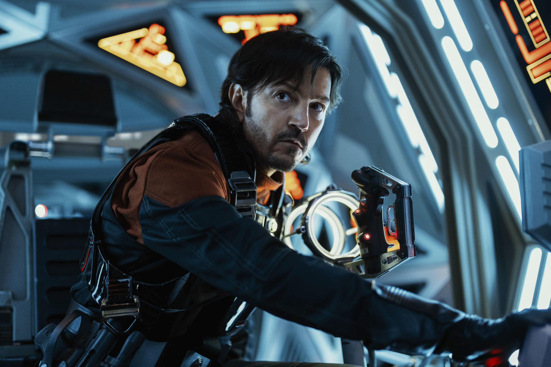 Fotograma de la serie ‘Andor’, con Diego Luna. EFE/Disney Plus+/Lucasfilm Ltd./Des Willie *****SOLO USO EDITORIAL/SOLO DISPONIBLE PARA ILUSTRAR LA NOTICIA QUE ACOMPAÑA (CRÉDITO OBLIGATORIO) *****