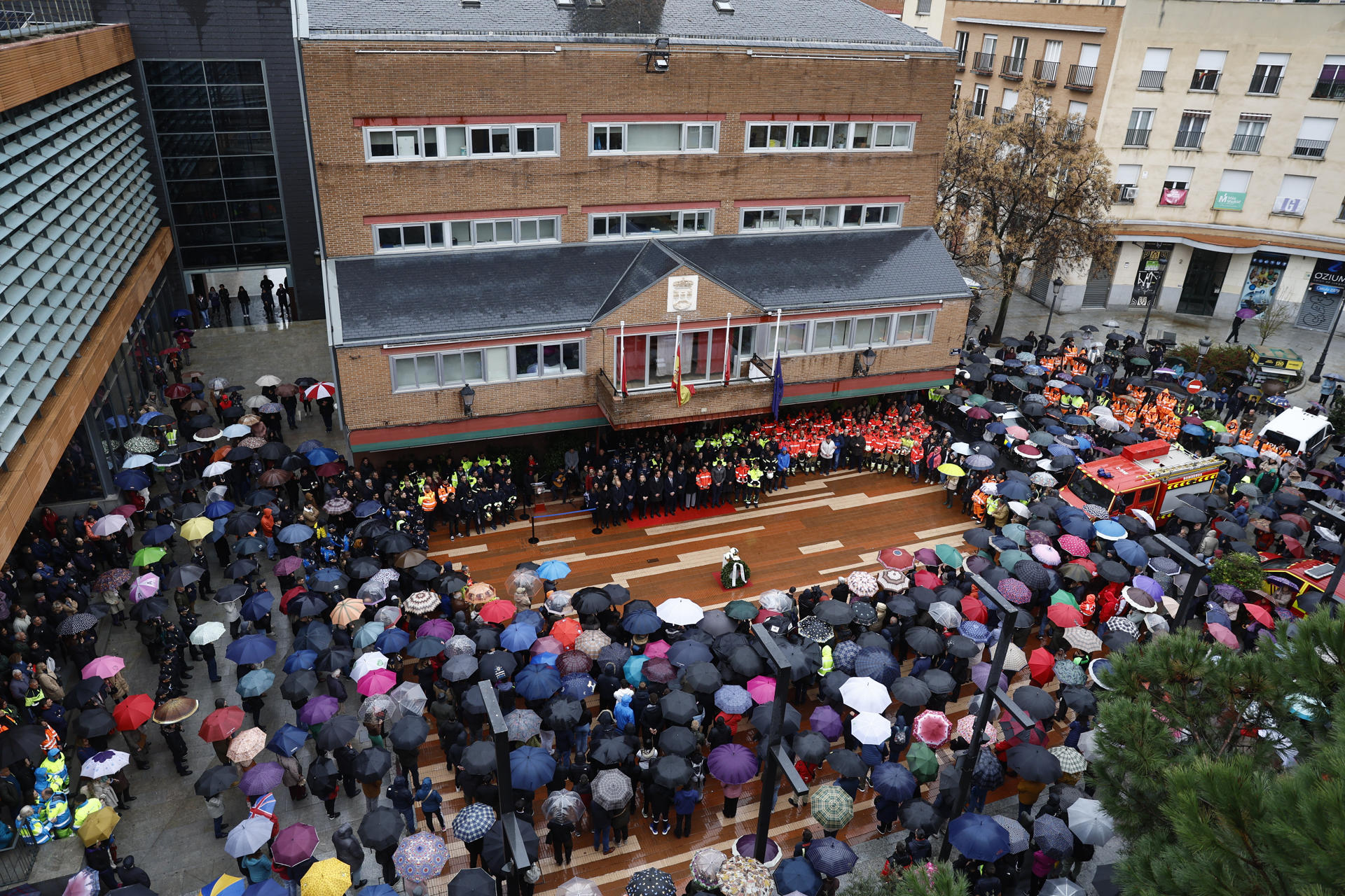 Minuto de silencio guardado a las puertas del Ayuntamiento de Alcorcón por los dos bomberos fallecidos ayer en el incendio de un garaje subterráneo en el barrio de Las Retamas, en Alcorcón. EFE/ Rodrigo Jimenez