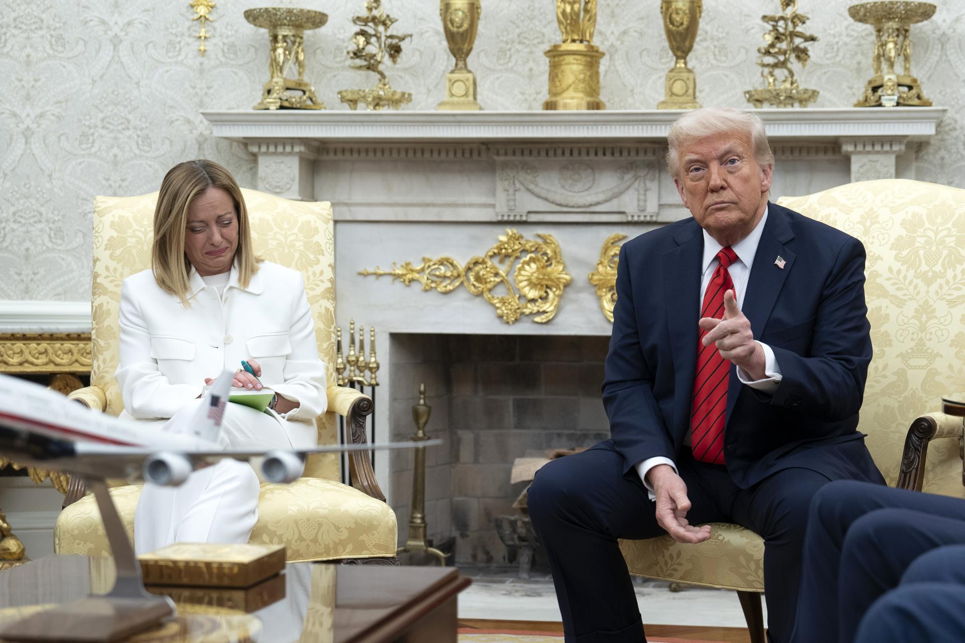 El presidente de EE.UU., Donald Trump (d), y la primera ministra italiana, Giorgia Meloni, se reúnen en el Despacho Oval de la Casa Blanca en Washington, DC, EE.UU. EFE/EPA/CHRIS KLEPONIS / POOL