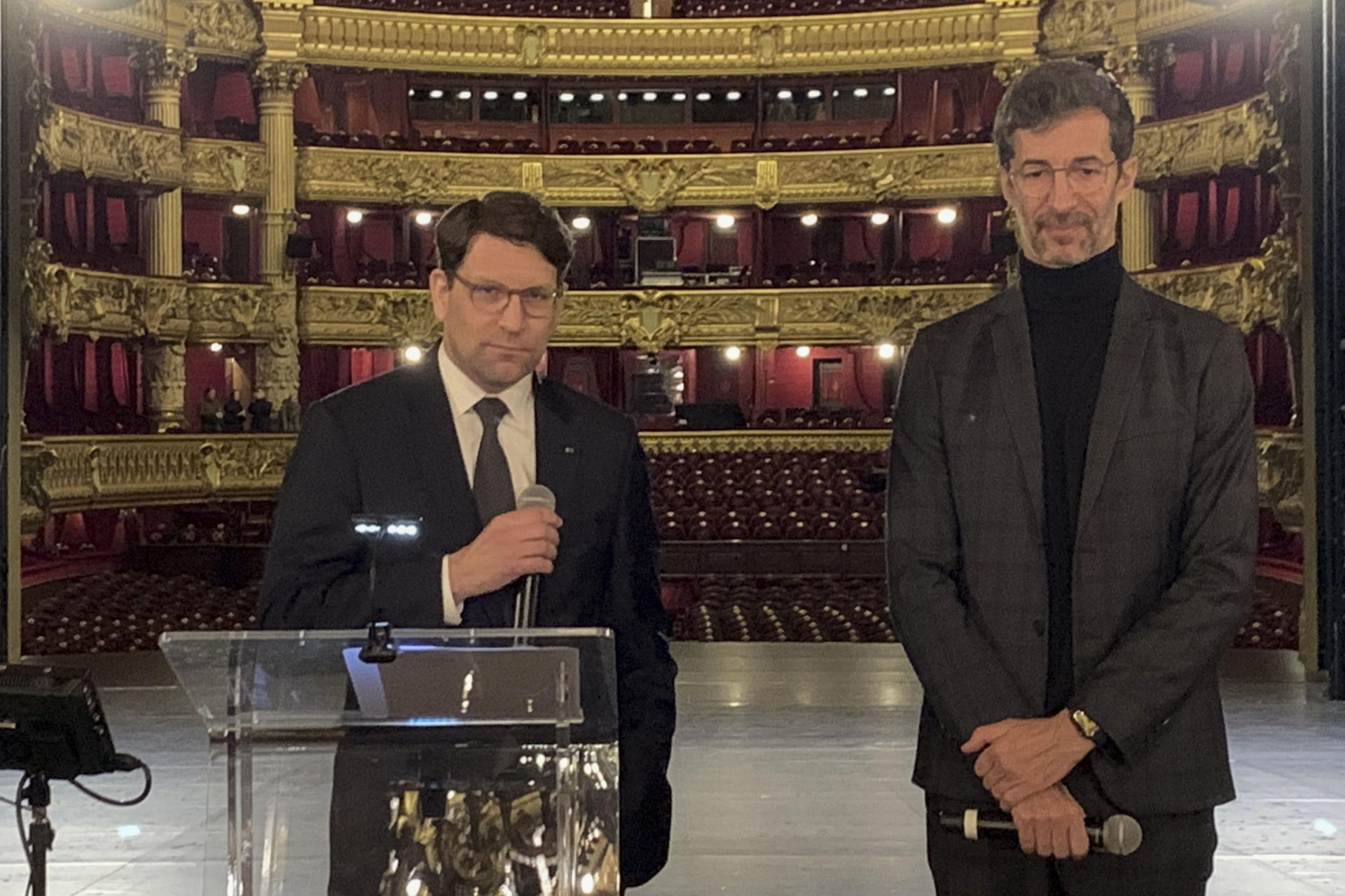 El director de la Ópera Nacional de París, Alexander Neef (i) y el director del Ballet de la Ópera de París, José Martínez, responden a las preguntas de los periodistas durante la presentación de su programa para la temporada 2025/26, en el salón del Palais Garnier. EFE/ Rafael Cañas