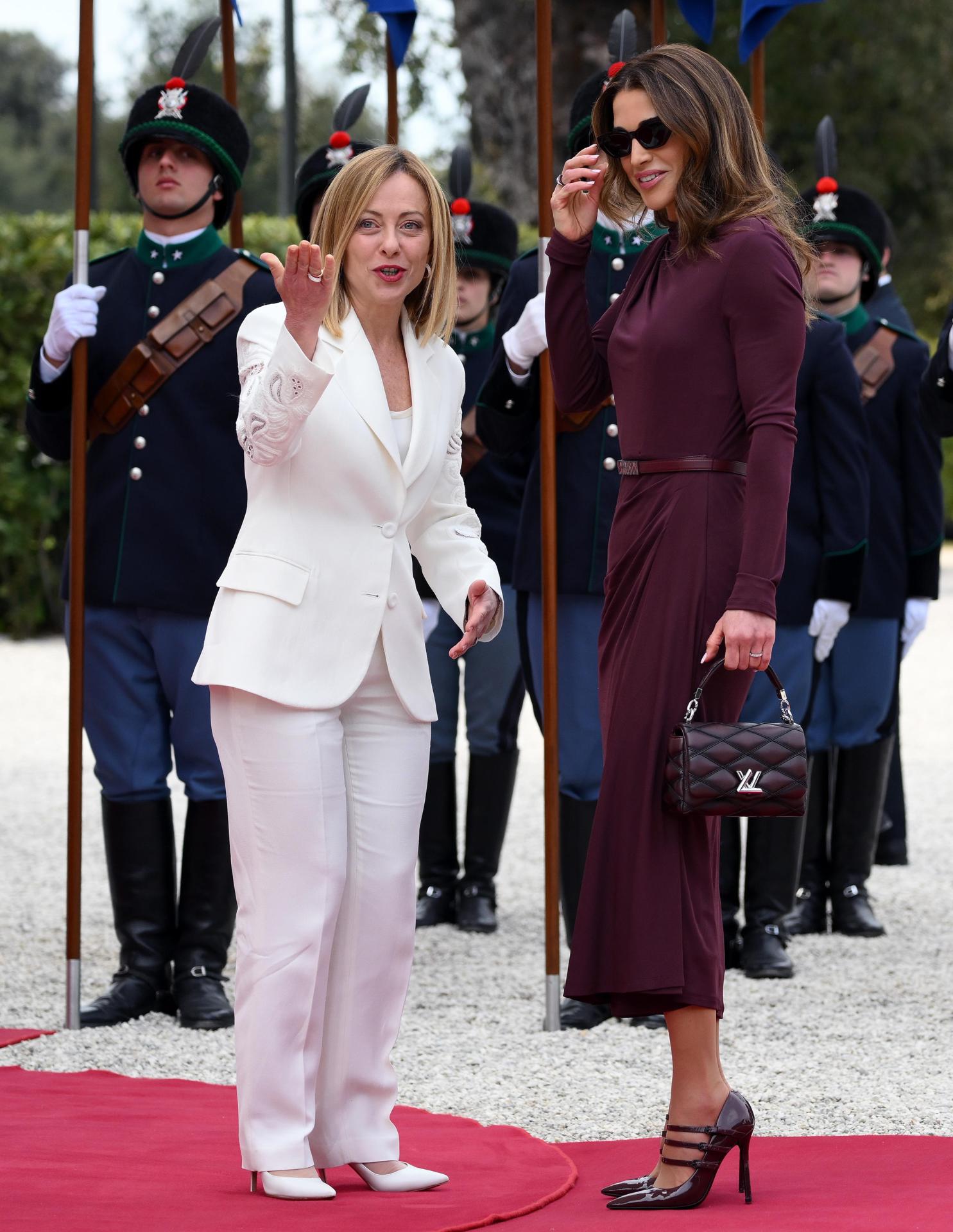 La primera ministra italiana Giorgia Meloni (I) da la bienvenida a la reina Rania de Jordania (D) en Villa Doria Pamphili en Roma, Italia, 09 de abril de 2025. (Italia, Jordania, Roma) EFE/EPA/ETTORE FERRARI