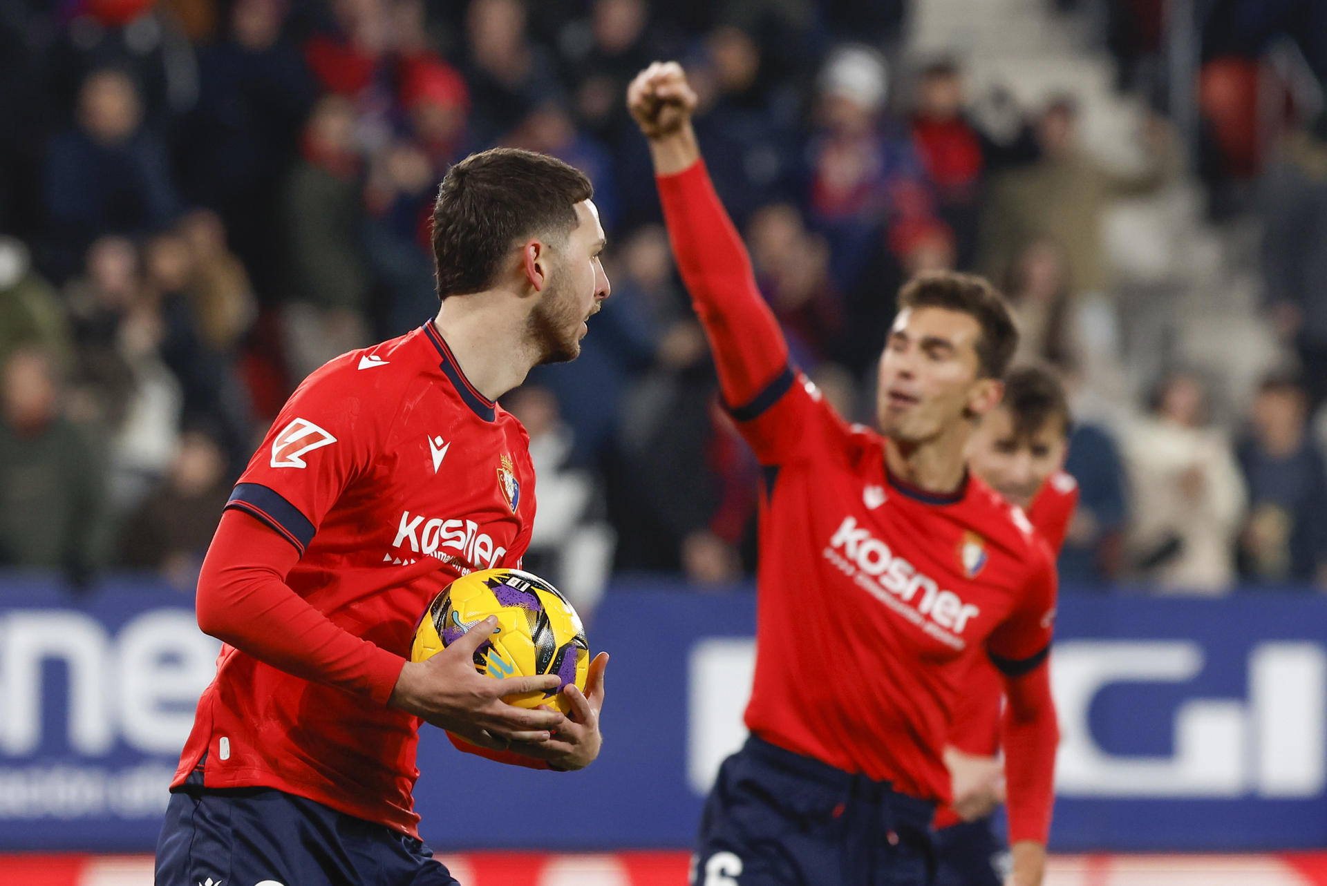 El delantero del Osasuna Raúl García (i) celebra tras anotar un gol esta temporada. EFE/ Villar Lopez