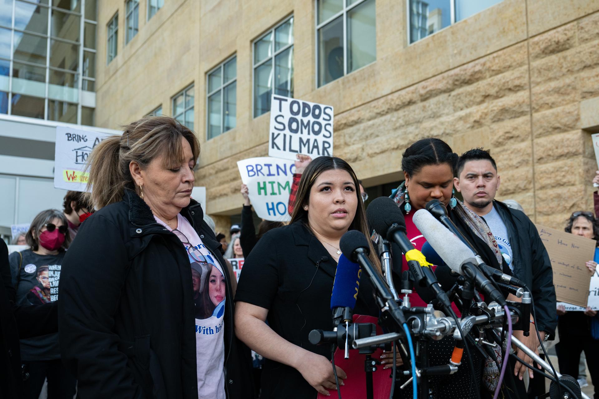 Jennifer Vásquez Sura, esposa de Kilmar Abrego García, habla con la prensa antes de una audiencia sobre el estado del caso Abrego García et al v. Noem en el Tribunal de Distrito de los Estados Unidos en Greenbelt, Maryland, EE. UU., el 15 de abril de 2025. EFE/EPA/ANNABELLE GORDON