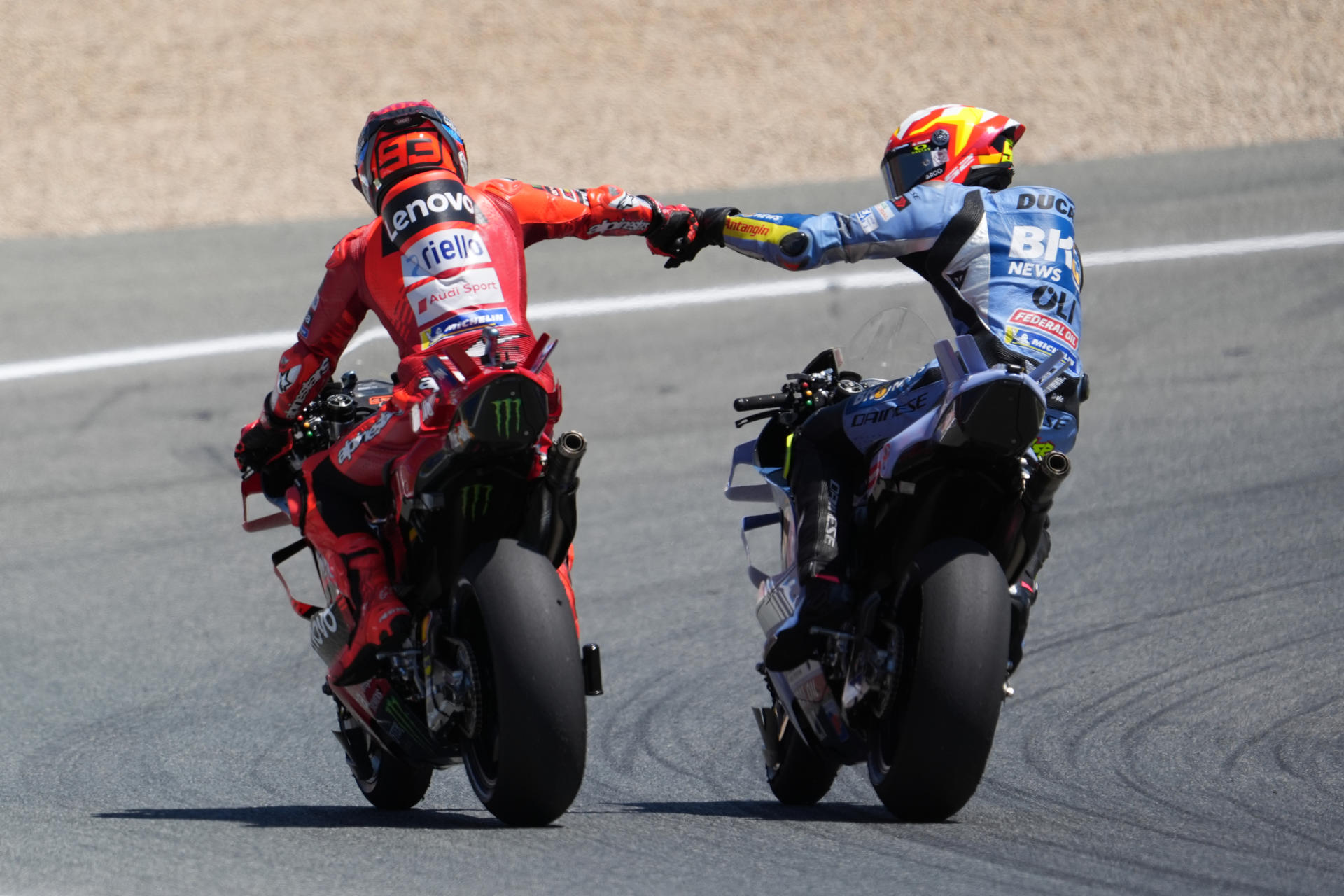 Los pilotos Marc Márquez (Ducati Desmosedici GP25) y Alex Márquez (Ducati Desmosedici GP24) tras quedar en primera y segunda posición, en la carrera al 'sprint' del Gran Premio de España de MotoGP en el circuito 'Ángel Nieto' de Jerez de la Frontera. EFE/ Román Ríos