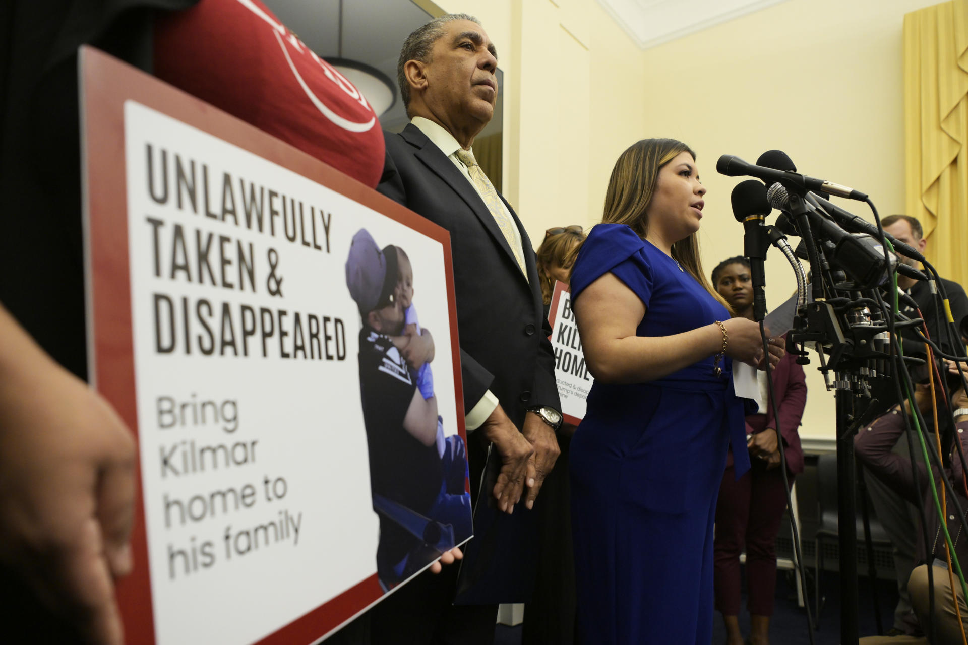 Jennifer Vásquez, la esposa de Kilmer Ábrego García, el migrante salvadoreño enviado por error a la cárcel de máxima seguridad de El Salvador por la Administración de Donald Trump, habla durante una rueda de prensa este miércoles, en el edificio Canon del Congreso en Washington (Estados Unidos). EFE/ Lenin Nolly