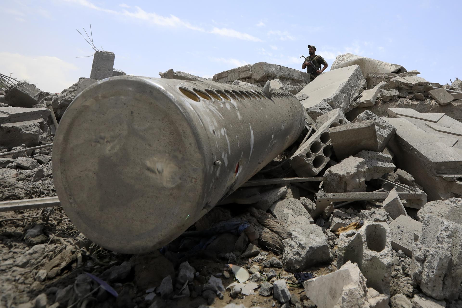 Un soldado yemení se encuentra entre los escombros mientras inspecciona una zona dañada después de que los ataques aéreos de EE. UU. apuntaran a un vecindario en Saná, Yemen, 27 de abril de 2025. Al menos dos personas murieron y otras 10 resultaron heridas tras los ataques aéreos nocturnos de EE. UU., que golpearon dos barrios de Sana'a, según la televisión Al-Masirah, controlada por los hutíes. EFE/EPA/YAHYA ARHAB
