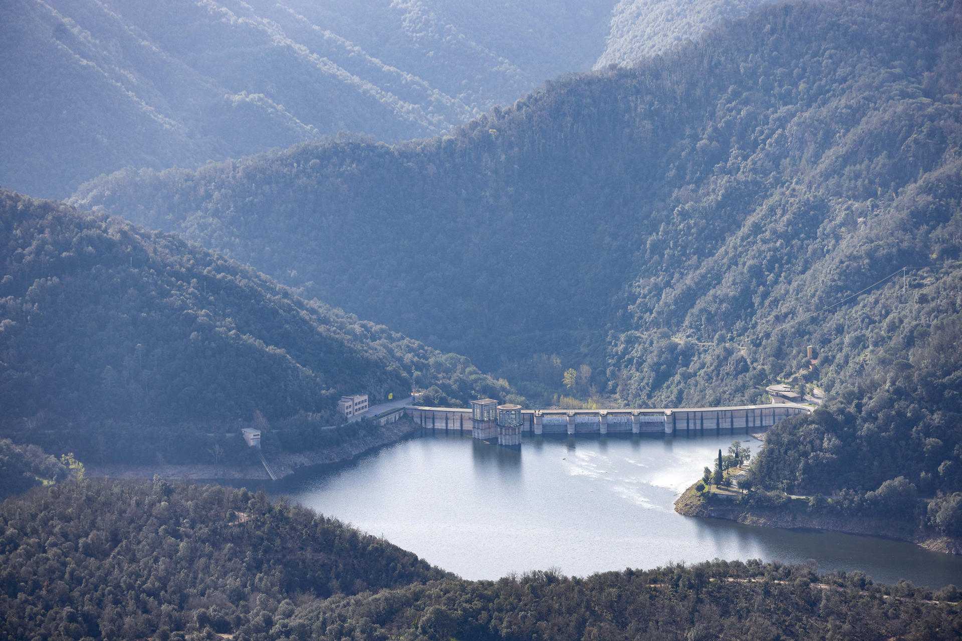 Aspecto del Pantano de Sau (Barcelona) este sábado cuando la portavoz del Govern, Sílvia Paneque, ha anunciado que se levantan la mayor parte de restricciones de agua en 202 municipios del área metropolitana de Barcelona y Girona, donde viven seis millones de personas. EFE/ Quique García