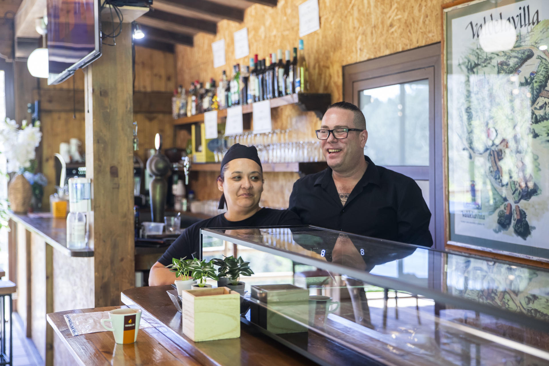 Artur Anibarro y Vanesa Quezada posan durante la apertura del nuevo restaurante en el pueblo soriano de Valdelavilla. La casi deshabitada Valdelavilla, en Soria, escenario del rodaje de la serie 'El Pueblo' de Telecinco y Amazon Prime en 2019, se ha convertido en uno de los destinos más visitados de la España vaciada gracias a una experiencia turística en la que se pueden visitar sus ubicaciones, comer el 'plato de El Pueblo' o comprar los productos más famosos de los protagonistas. EFE/ Wifredo García