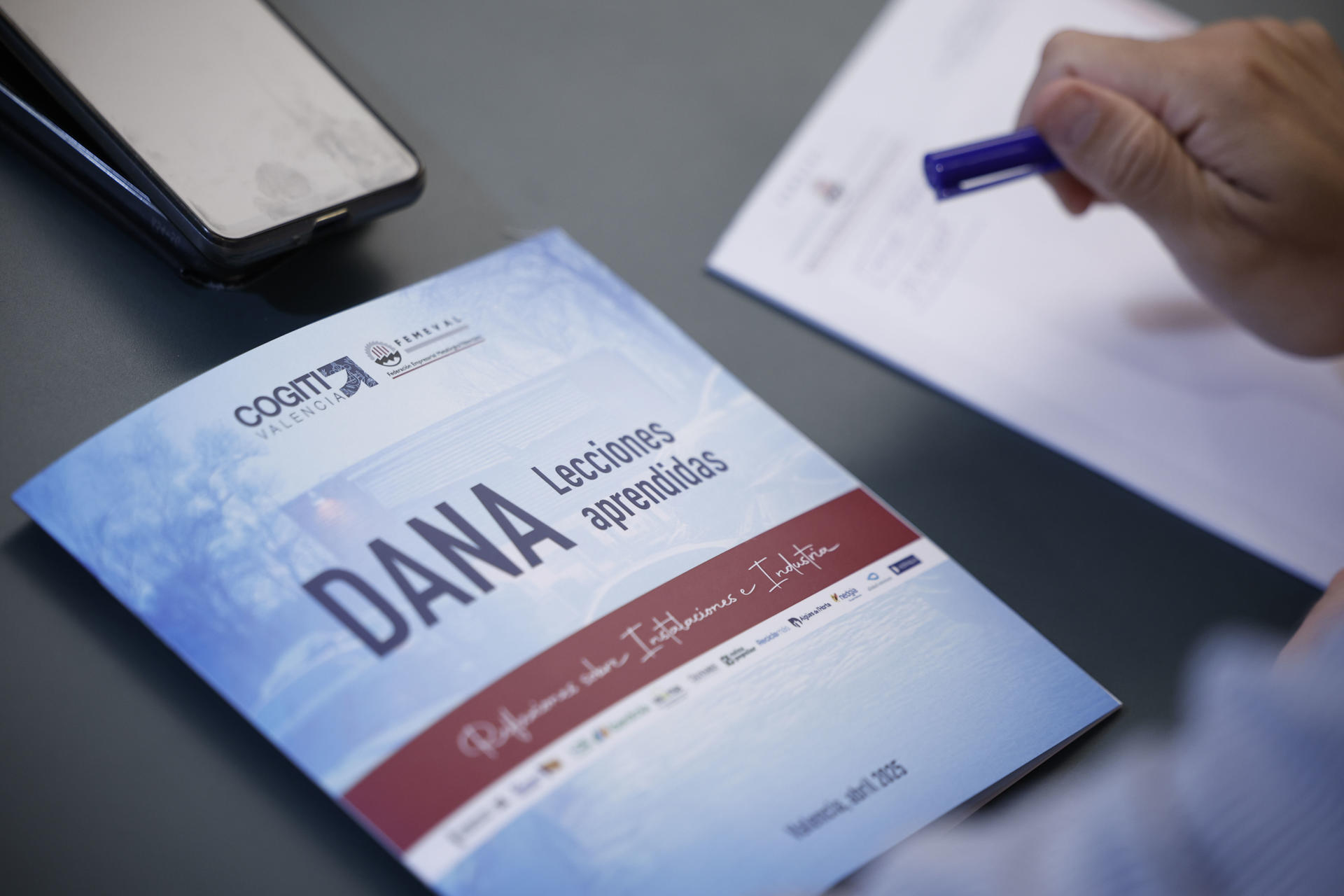 La Federación Empresarial Metalúrgica Valenciana (Femeval) y el Colegio de Ingenieros Técnicos Industriales de Valencia presentan el documento DANA: Lecciones Aprendidas, que recoge las medidas prioritarias y correctoras derivadas de las jornadas de trabajo que reunieron a 40 entidades públicas y privadas que intervinieron en las fases de emergencia y recuperación, y que será entregado a la Generalitat, la patronal CEV, la Diputación de Valencia y la Confederación Hidrográfica del Júcar. EFE/Biel Aliño