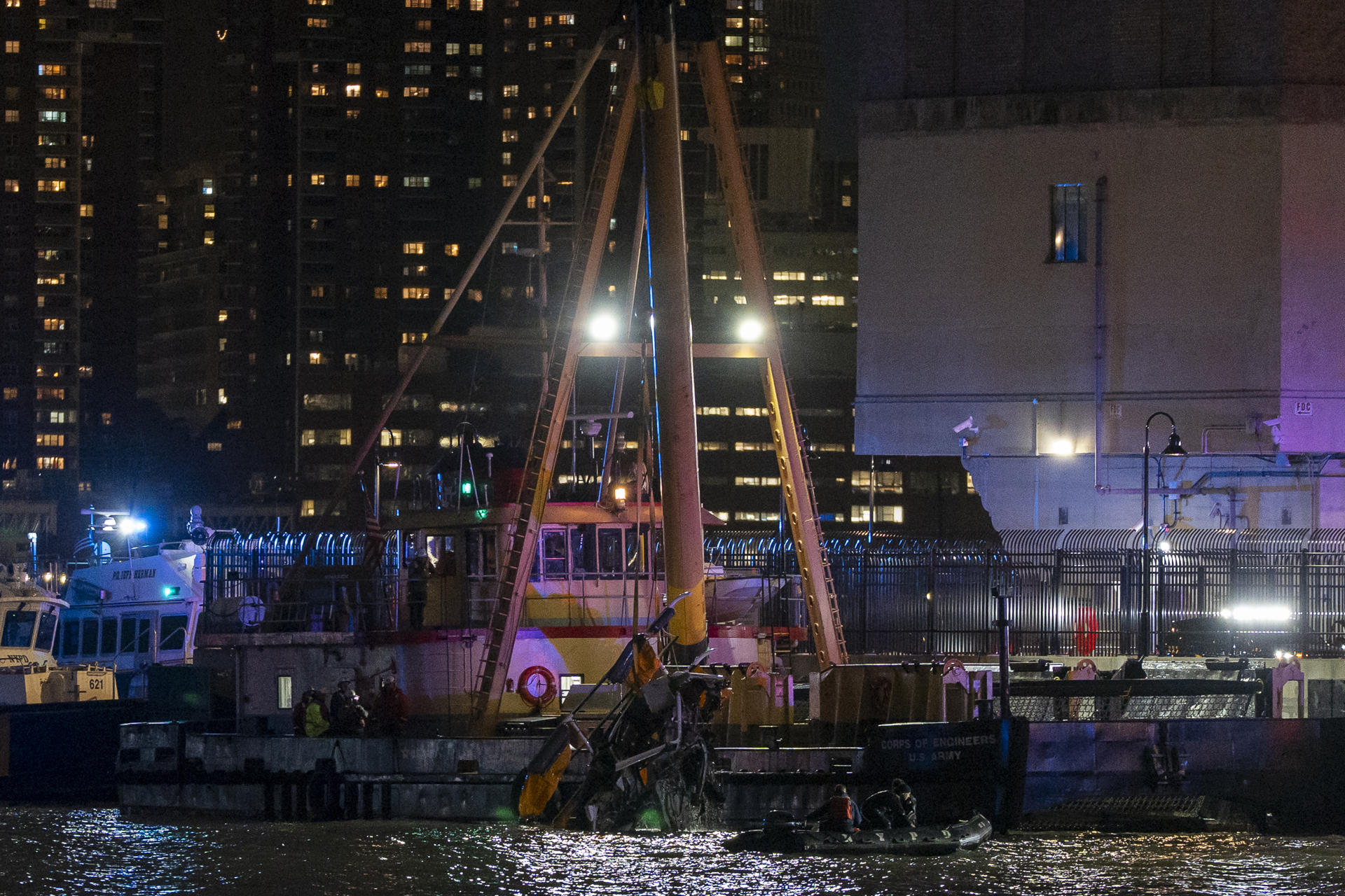 Organismos de emergencia retiran del agua los restos de un helicóptero accidentado en el Río Hudson, en Nueva York (Estados Unidos). EFE/ Angel Colmenares