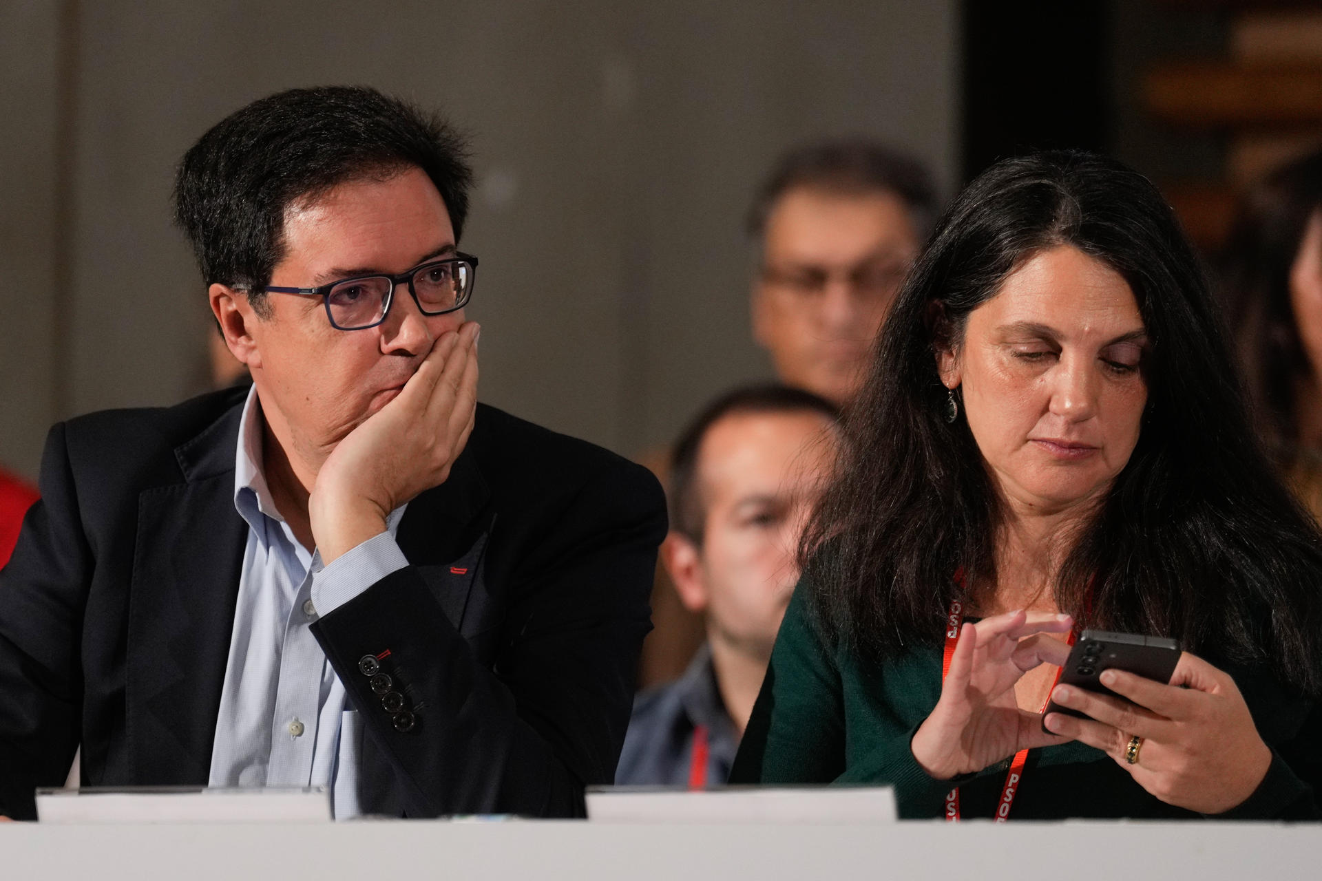 El ministro para la Transformación Digital y secretario general del PSOE-M, Óscar López (i), y la secretaria de Organización del PSOE-M, Pilar Sánchez Acera (d), durante el Comité Regional del PSOE de Madrid, donde también se presentará el Plan de Trabajo de la Comisión Ejecutiva Regional. EFE/ Borja Sanchez-Trillo