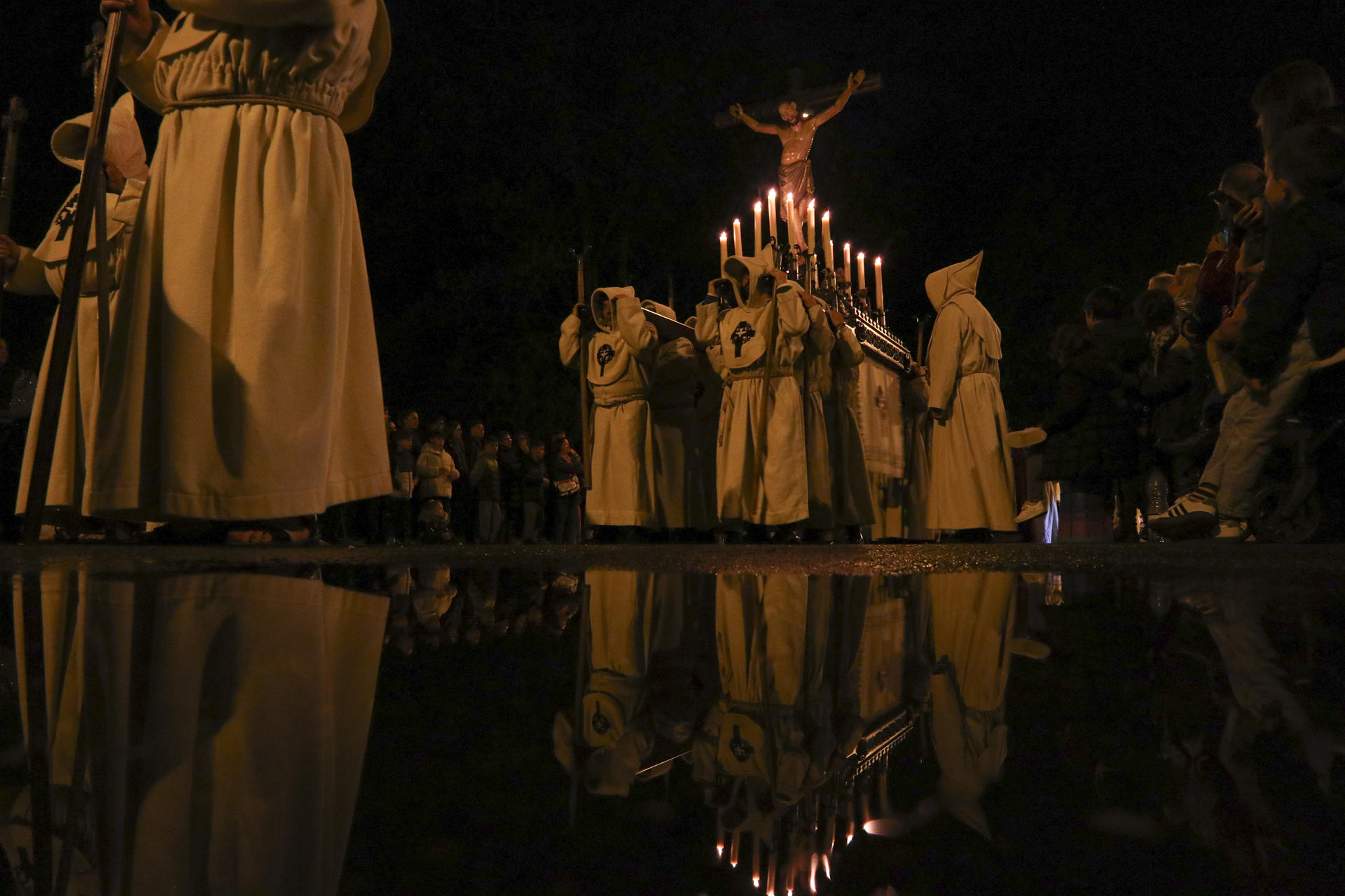 La hermandad del Cristo del Espiritu Santo de Zamora en la procesión que abre la Semana Santa de la ciudad. EFE/Mariam A. Montesinos.