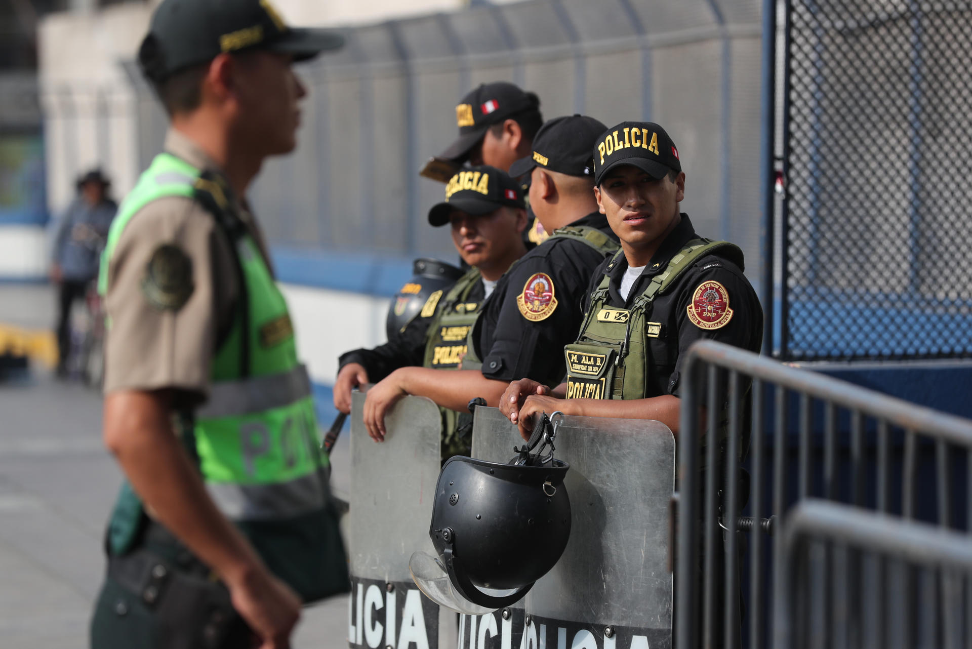 Miembros de la Policía Nacional del Perú en Lima, en una fotografía de archivo. EFE/ Paolo Aguilar