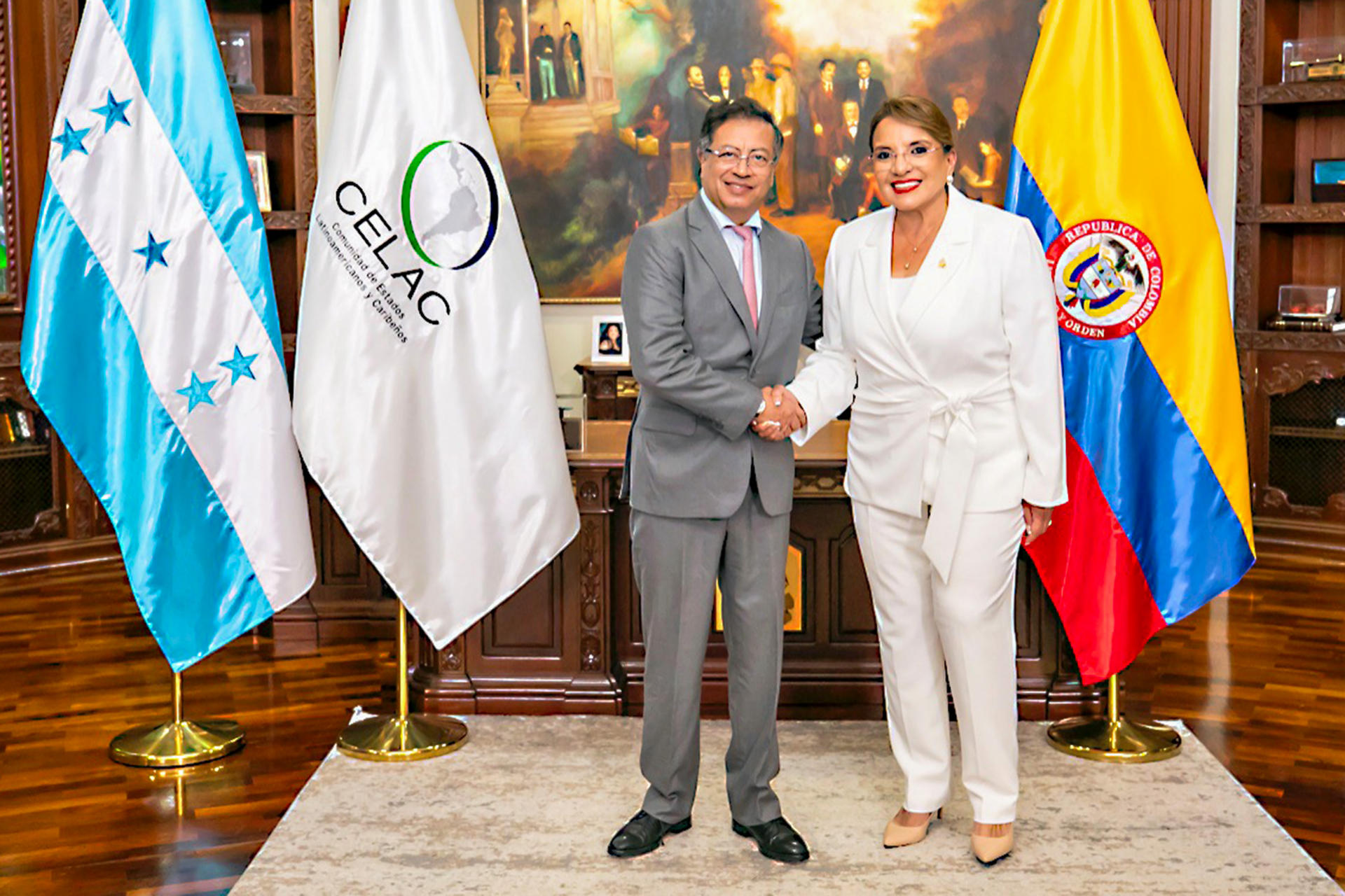 Fotografía cedida por la Presidencia de Honduras que muestra al mandatario colombiano, Gustavo Petro, junto a la presidenta de Honduras, Iris Xiomara Castro, durante su encuentro este martes, en Tegucigalpa (Honduras). EFE/ Presidencia de Honduras