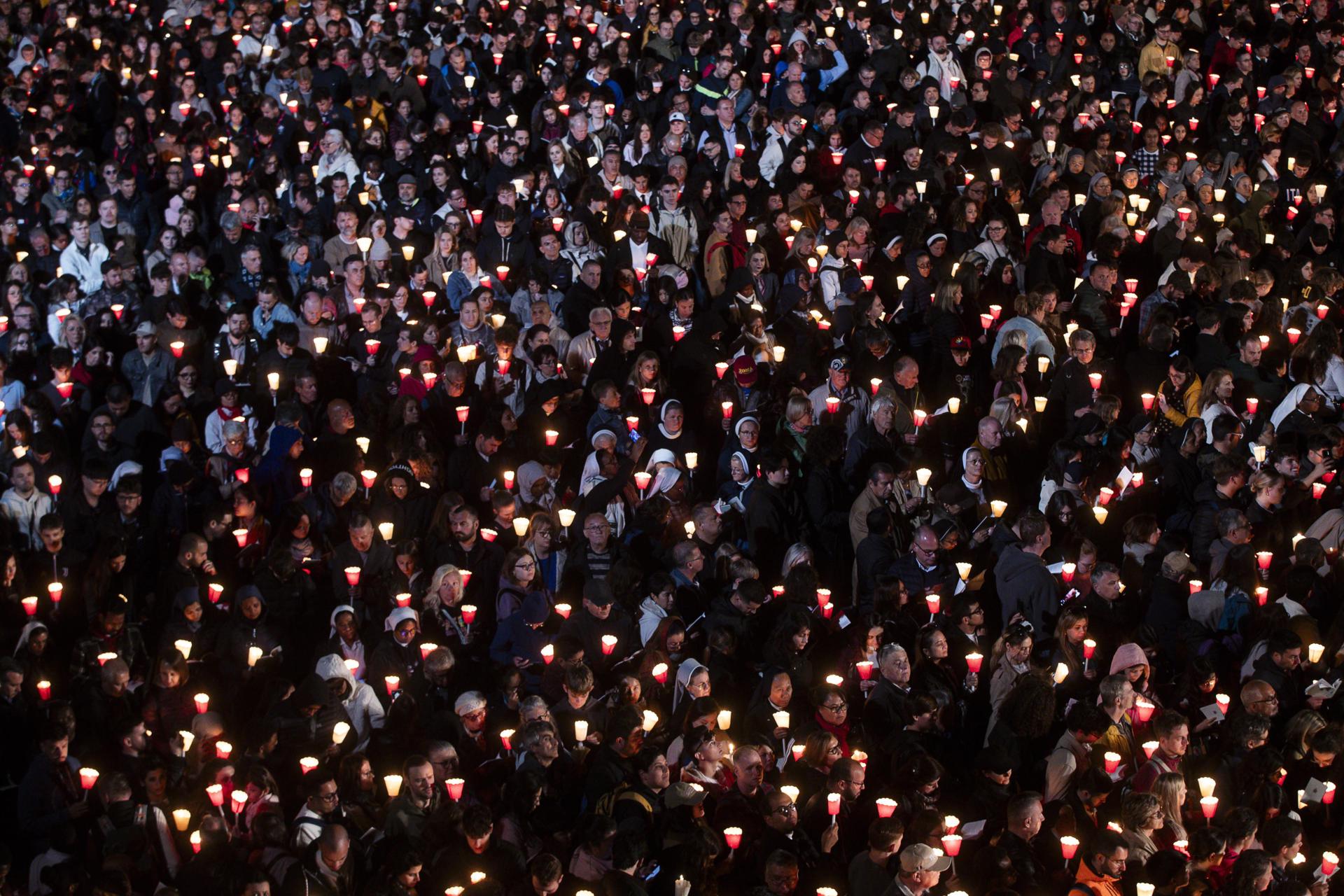 Los fieles asisten a la 'Vía Crucis', la procesión de antorchas del 'Camino de la Cruz', el Viernes Santo frente al Coliseo en Roma, Italia, el 18 de abril de 2025. (Italy, Rome) EFE/EPA/ANGELO CARCONI