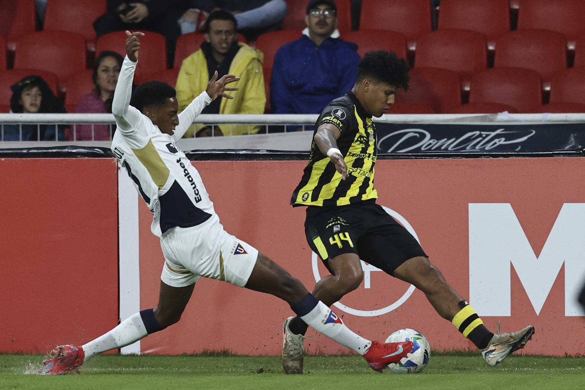 Daniel de la Cruz (i), de LDU, disputa el balón con Edicson Tamiche, de Táchira en un partido de la Copa Libertadores entre LDU Quito y Táchira en Quito (Ecuador). EFE/José Jácome