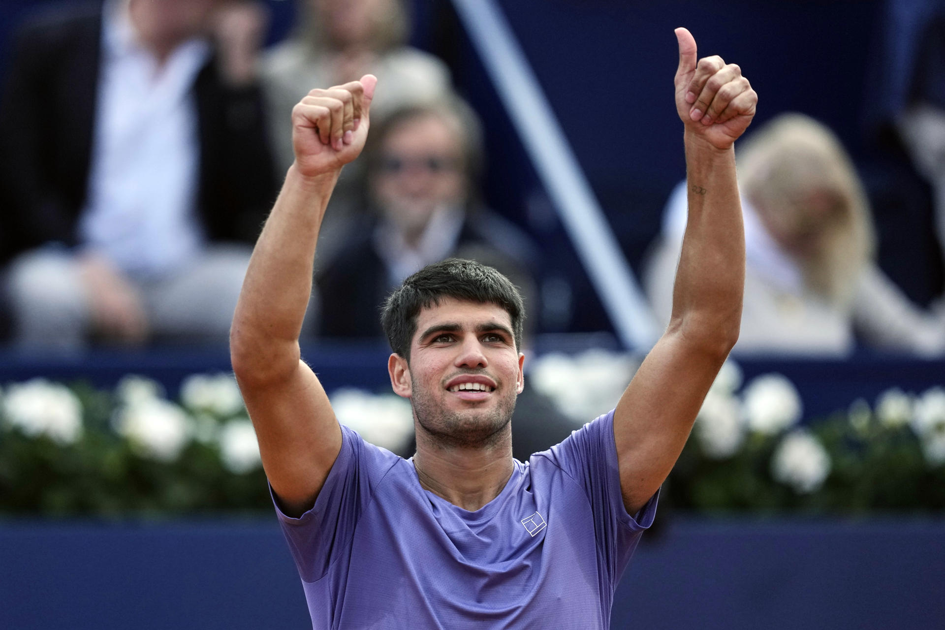 El español Carlos Alcaraz celebra su victoria en octavos de final del Conde Godo de tenis. EFE/ Alejandro Garcia