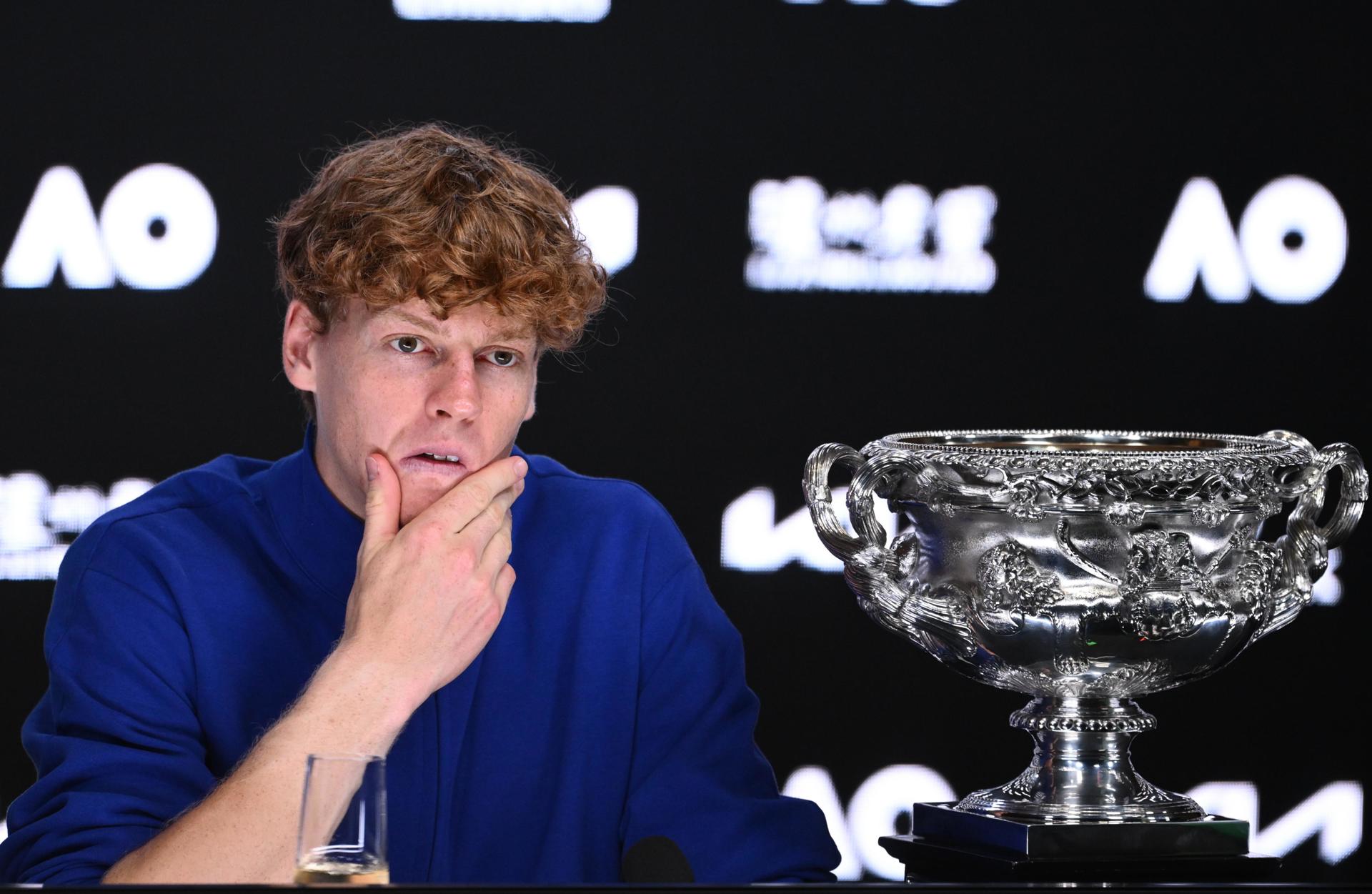 El italiano Jannik Sinner, en la rueda de prensa posterior a la conquista del Abierto de Australia, el 26 de enero pasado. EFE/EPA/JOEL CARRETT