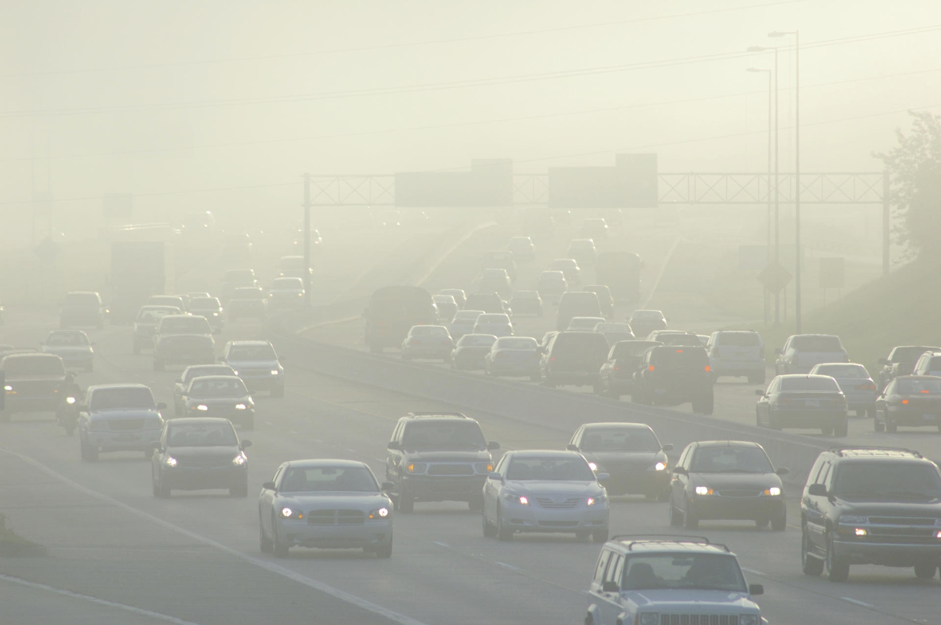 Fotografía sin fecha cedida por la Asociación Americana del Pulmón (ALA) donde aparecen unos autos circulando entre humo durante la hora punta en Los Ángeles, California (EE.UU.). EFE/ ALA