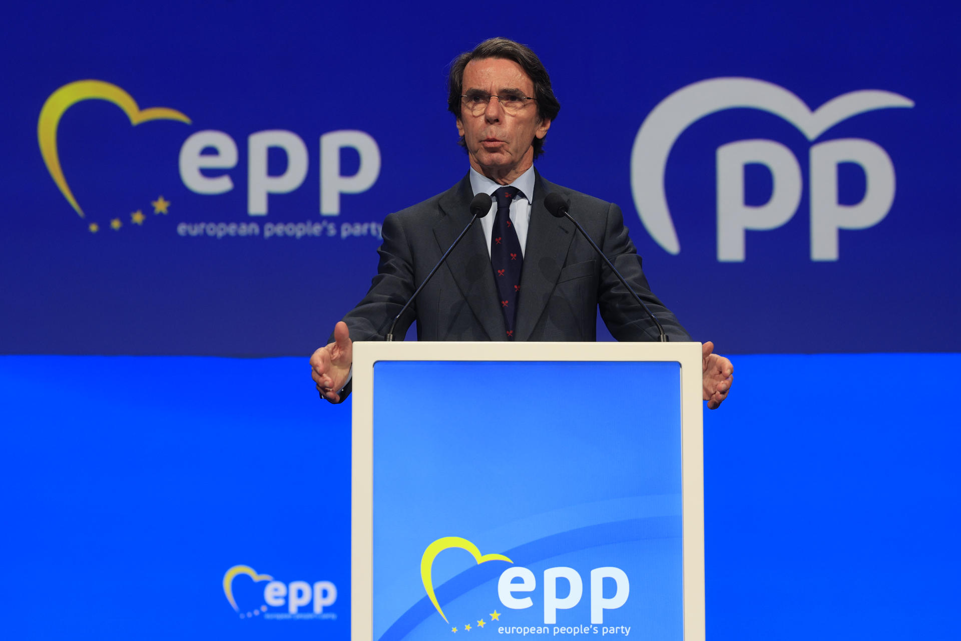El expresidente del Gobierno José María Aznar da un discurso en el marco de la segunda jornada del congreso del Partido Popular Europeo en Valencia, este miércoles. EFE/ Kai Försteling