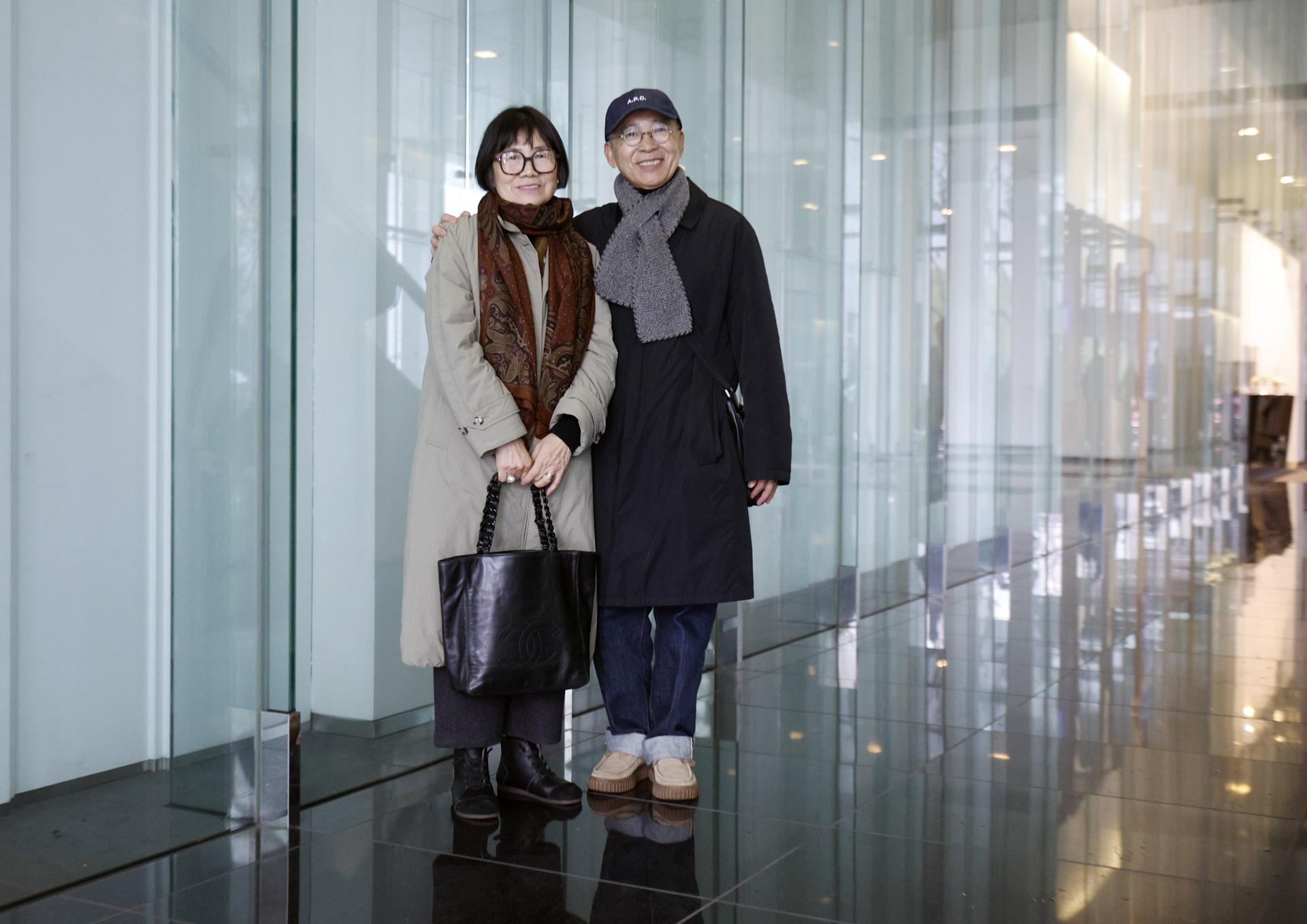 Las influyentes Aki (I) y Koichi en Tokio. EFE/EPA/FRANCK ROBICHON