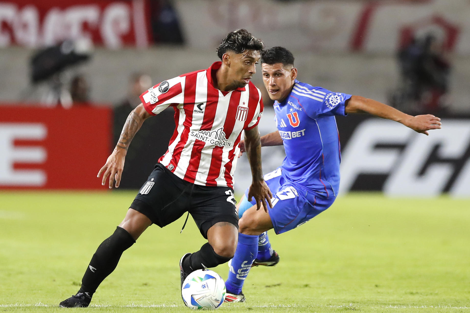 Cristian Medina (i) de Estudiantes de la Plata disputa un balón con Israel Poblete de Universidad de Chile en un partido de la fase de grupos de la Copa Libertadores. EFE/ Demian Alday Estevez