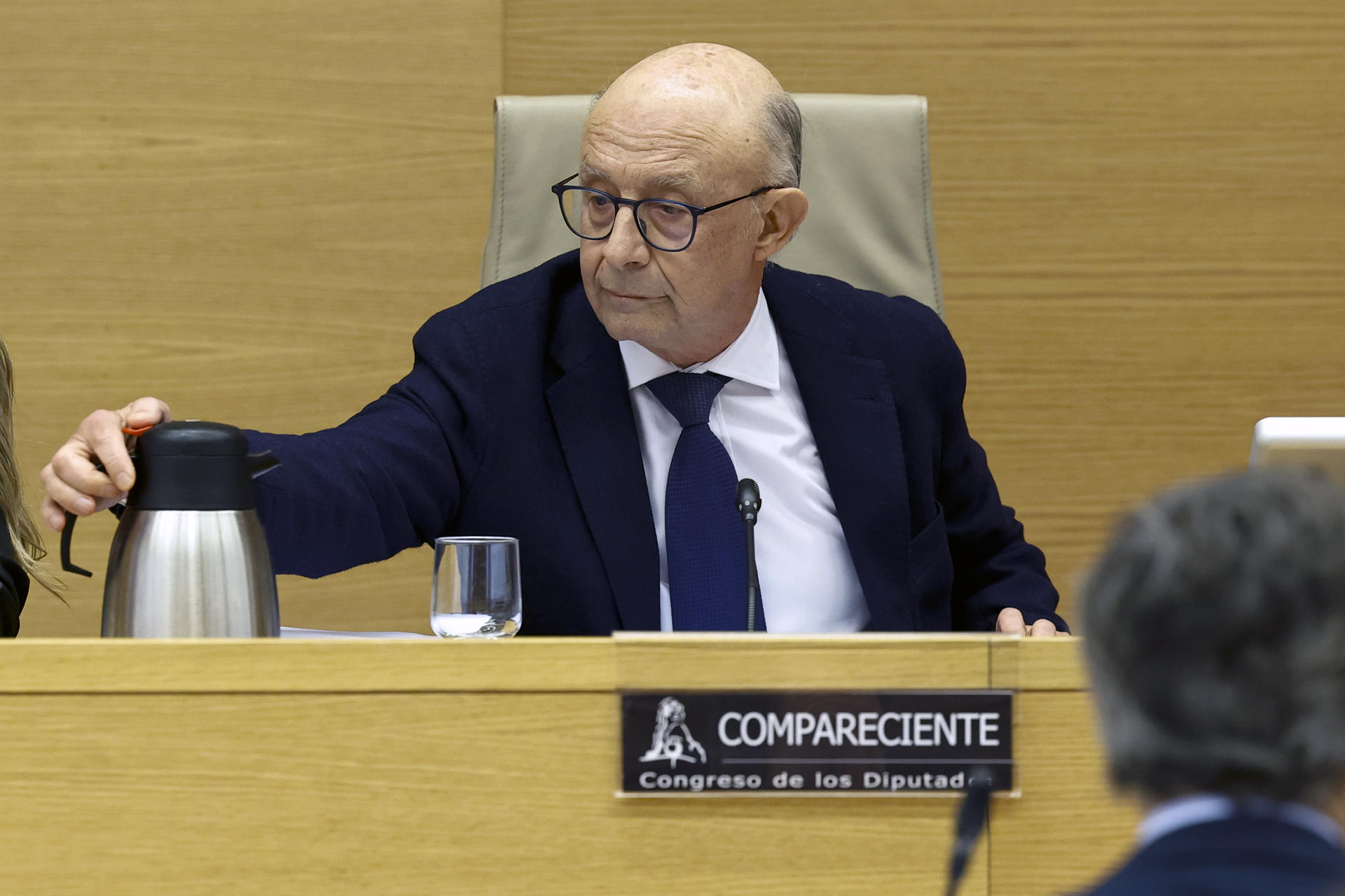 El exministro de Hacienda, Cristóbal Montoro comparece este lunes en la comisión del Congreso de investigación sobre la denominada Operación Cataluña y las actuaciones del Ministerio del Interior durante los gobiernos del Partido Popular en relación con las presuntas irregularidades que vinculan a altos cargos y mandos policiales con la existencia de una trama parapolicial. EFE/ Chema Moya