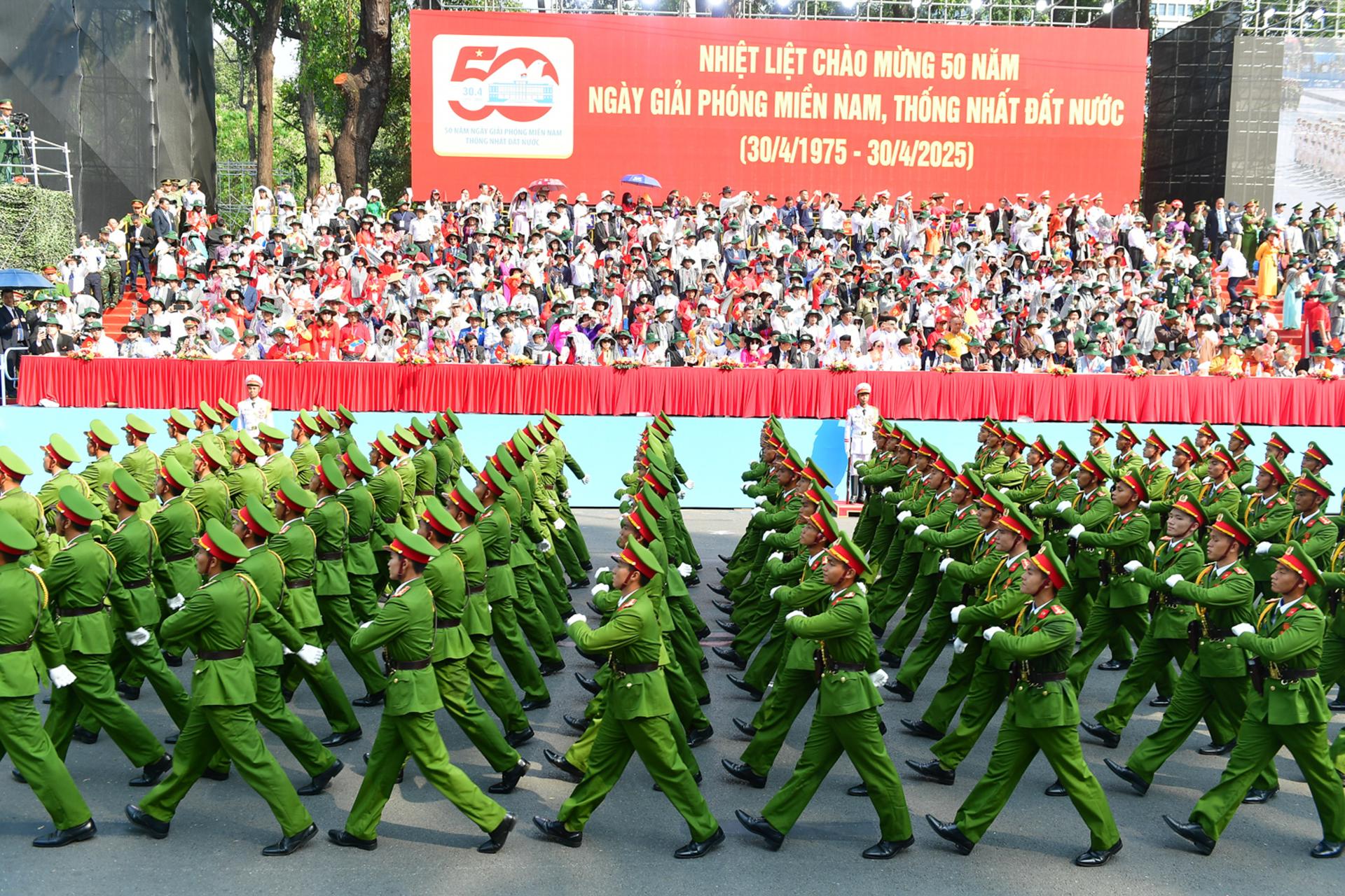 Soldados vietnamitas desfilan durante la conmemoración del 50 aniversario del fin de la Guerra de Vietnam. 
EFE/EPA/STRINGER