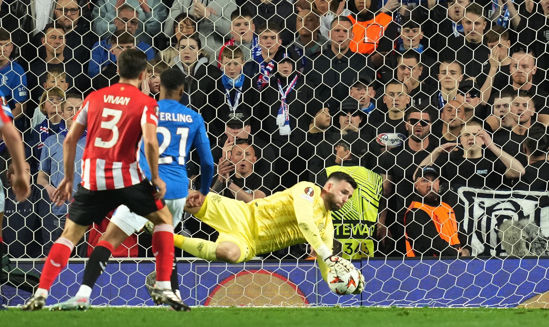 San Mamés decidirá la eliminatoria de cuartos de final de la Liga Europa entre el Rangers y el Athletic tras terminar el choque en Ibrox Stadium con empate a cero tras desaprovechar los rojiblancos la superioridad numérica de que gozaron desde el minuto 13, que en los últimos fue de dos jugadores, y un penalti que le detuvo Liam Kelly a Alex Berenguer. EFE/EPA/MARK RUNNACLES